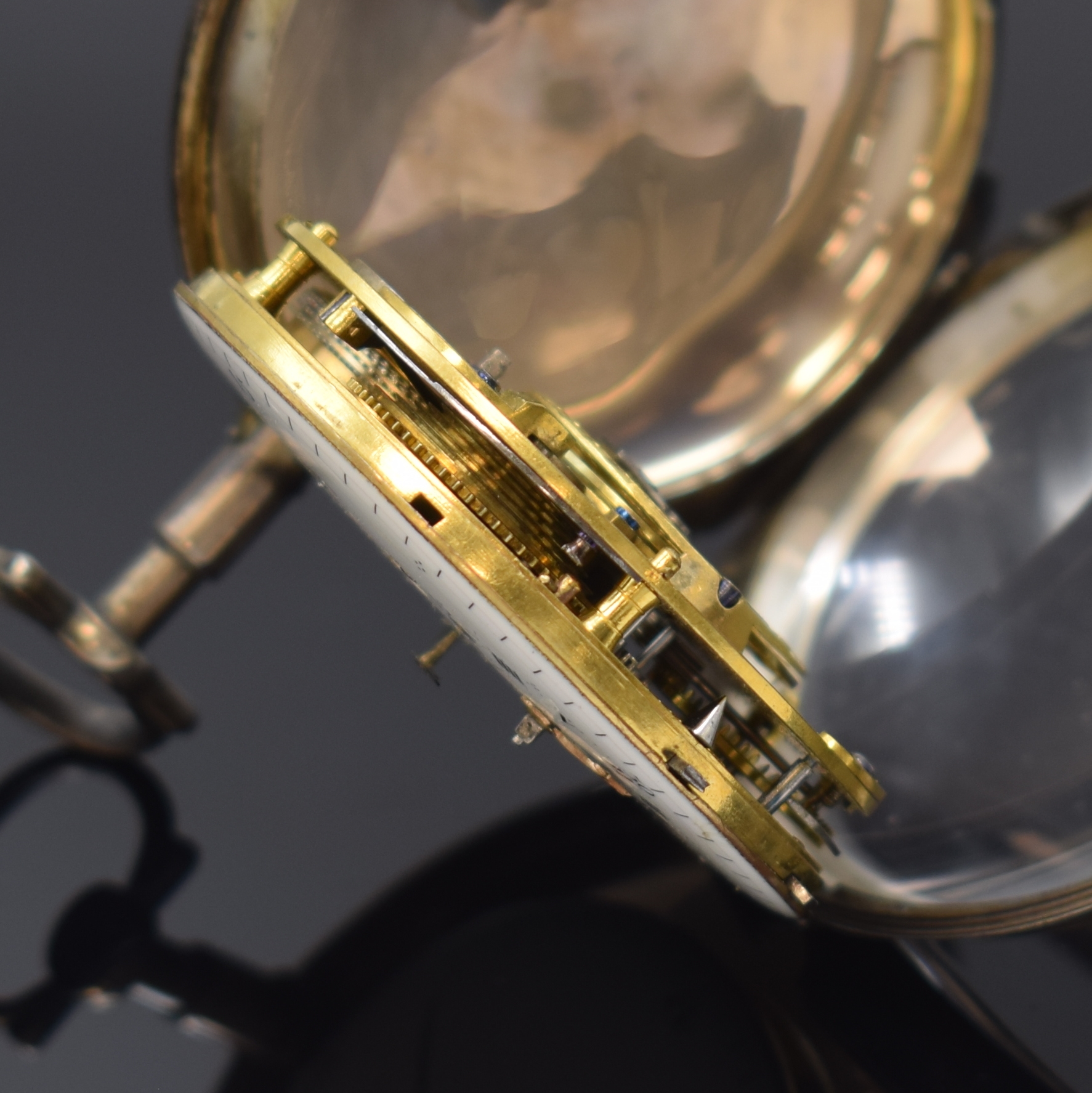 Detail d: Spindeltaschenuhr mit Zentralsekunde im Silbergehäuse, Schweiz um 1790, Schlüsselaufzug, glattes Geh. m. grossem Aussenscharnier, rücks. ...