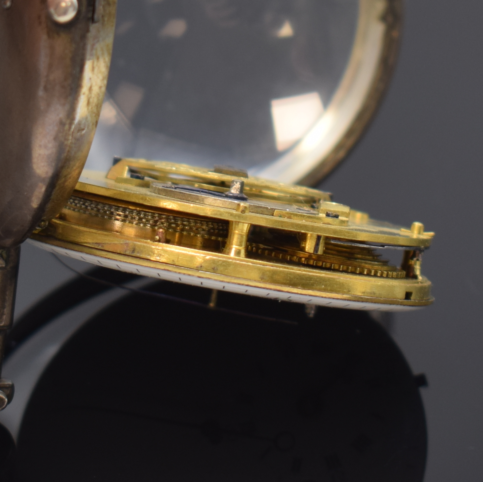 Detail e: Spindeltaschenuhr mit Zentralsekunde im Silbergehäuse, Schweiz um 1790, Schlüsselaufzug, glattes Geh. m. grossem Aussenscharnier, rücks. ...