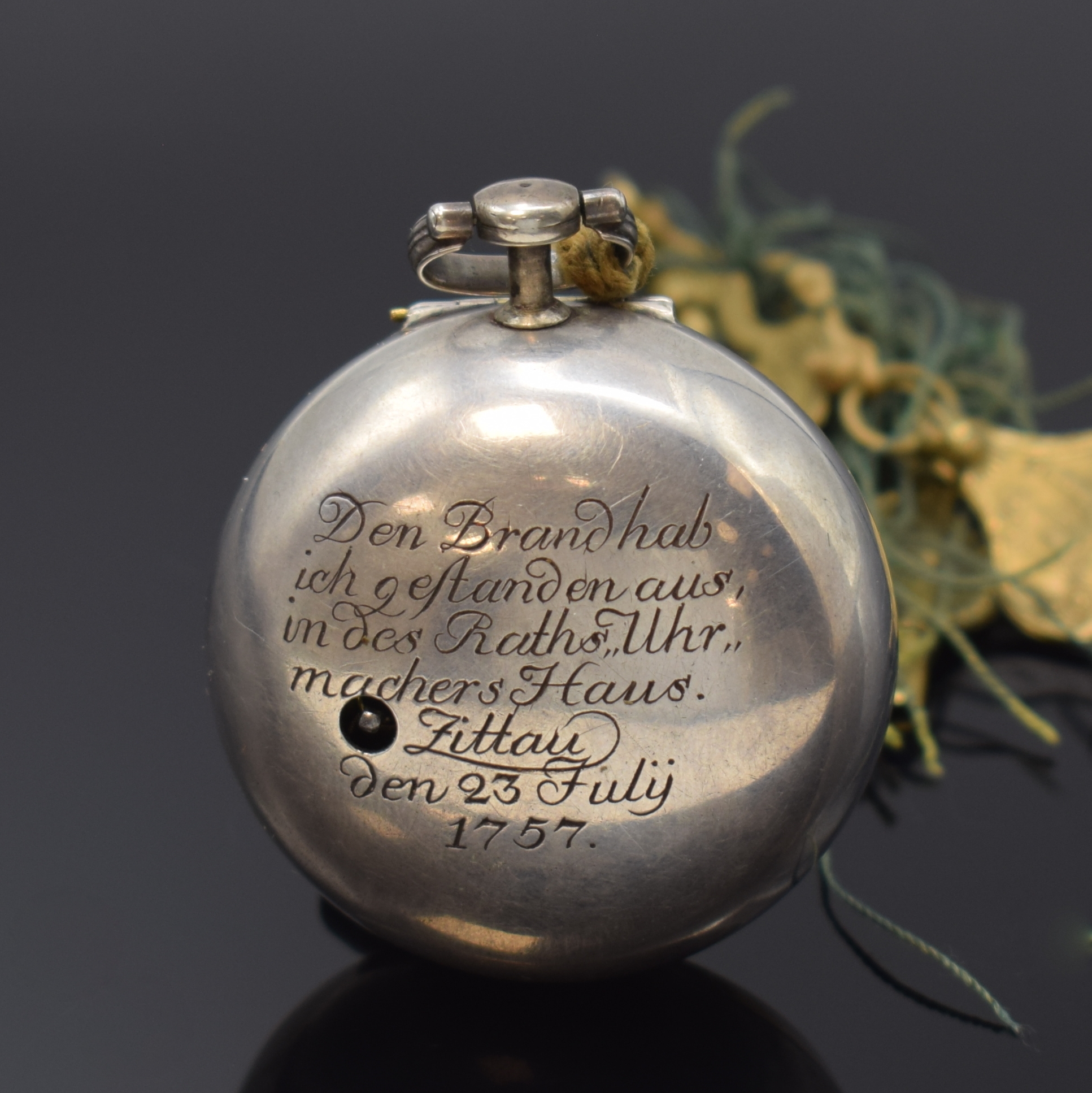 Detail b: J. G. PRASSE Zittau Spindeltaschenuhr im Silber-Doppelgehäuse, Deutschland um 1750, glattes Geh. u. übergeh., Innengeh. m. Gravur "Den Brand ...