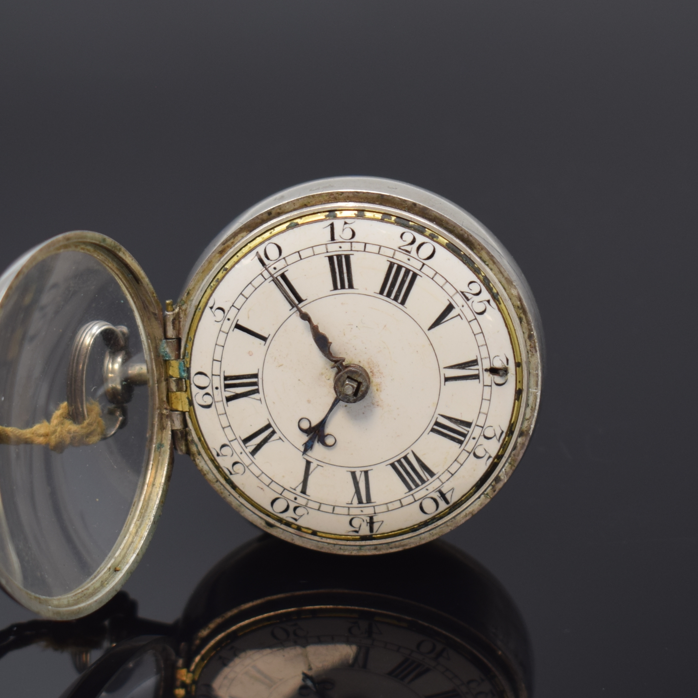 Detail c: J. G. PRASSE Zittau Spindeltaschenuhr im Silber-Doppelgehäuse, Deutschland um 1750, glattes Geh. u. übergeh., Innengeh. m. Gravur "Den Brand ...