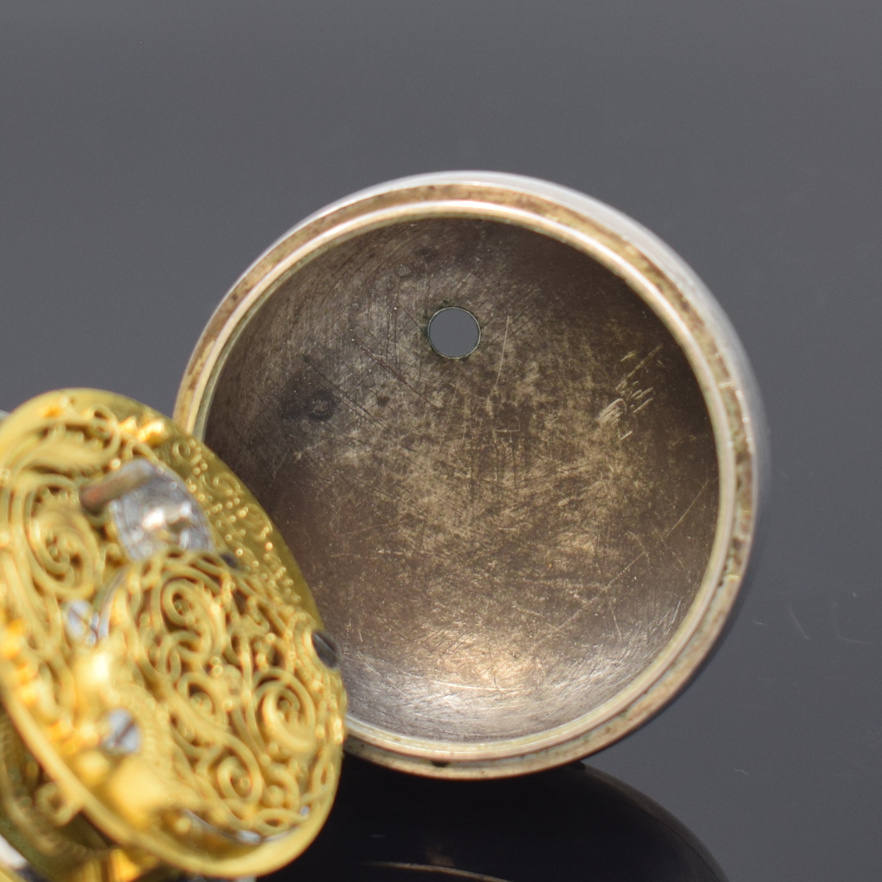 Detail d: J. G. PRASSE Zittau Spindeltaschenuhr im Silber-Doppelgehäuse, Deutschland um 1750, glattes Geh. u. übergeh., Innengeh. m. Gravur "Den Brand ...