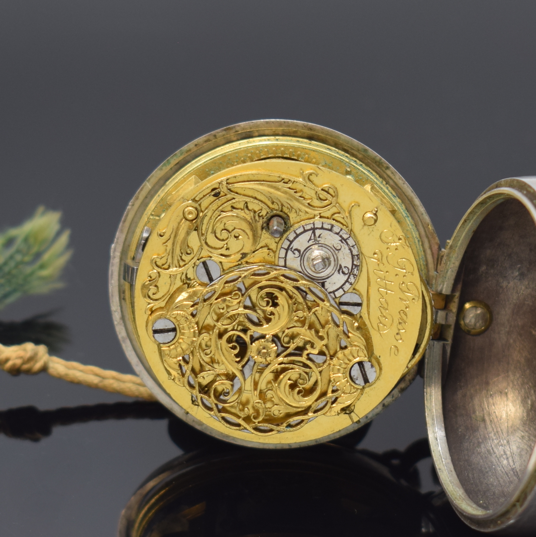 Detail e: J. G. PRASSE Zittau Spindeltaschenuhr im Silber-Doppelgehäuse, Deutschland um 1750, glattes Geh. u. übergeh., Innengeh. m. Gravur "Den Brand ...