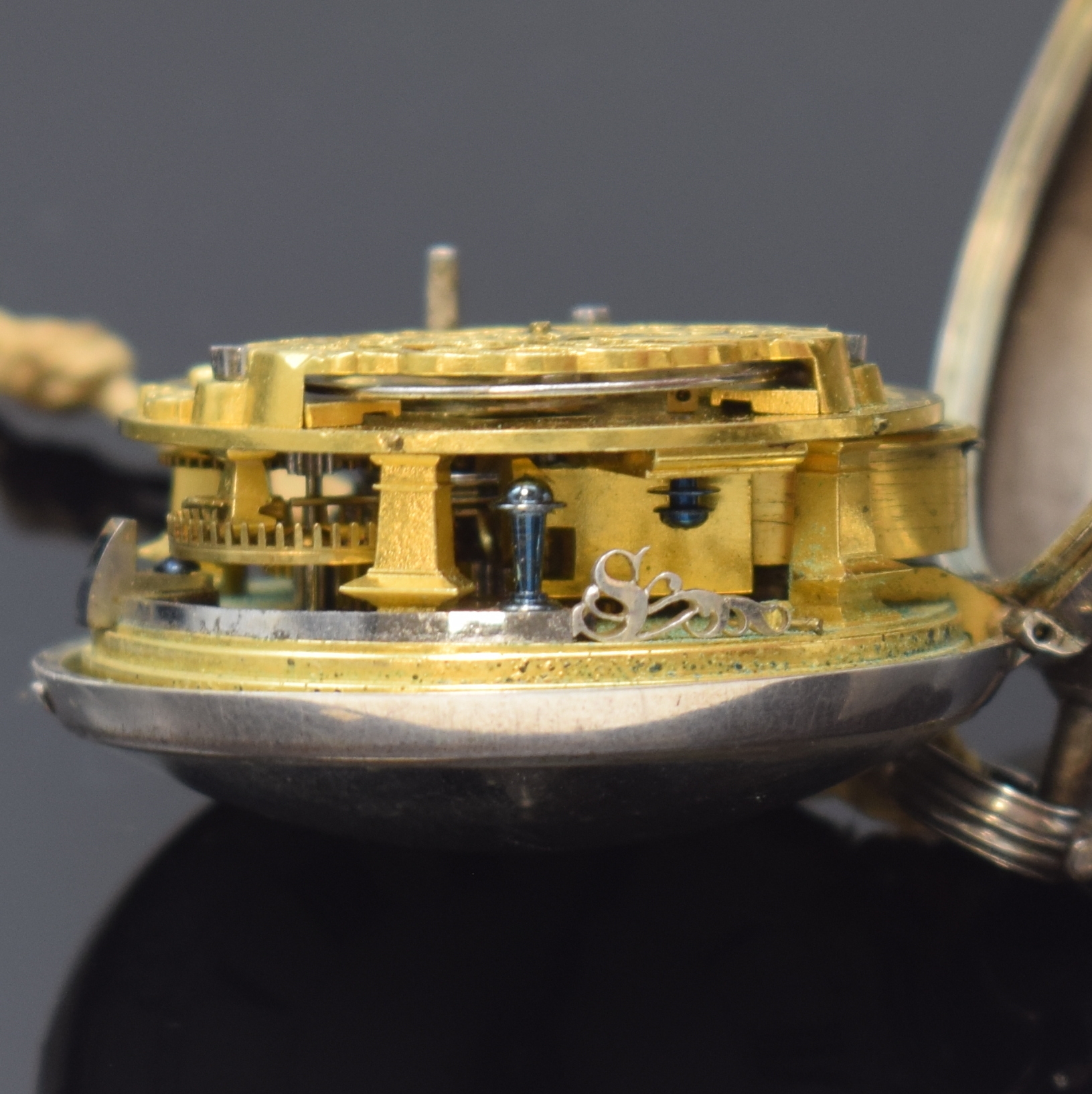 Detail g: J. G. PRASSE Zittau Spindeltaschenuhr im Silber-Doppelgehäuse, Deutschland um 1750, glattes Geh. u. übergeh., Innengeh. m. Gravur "Den Brand ...