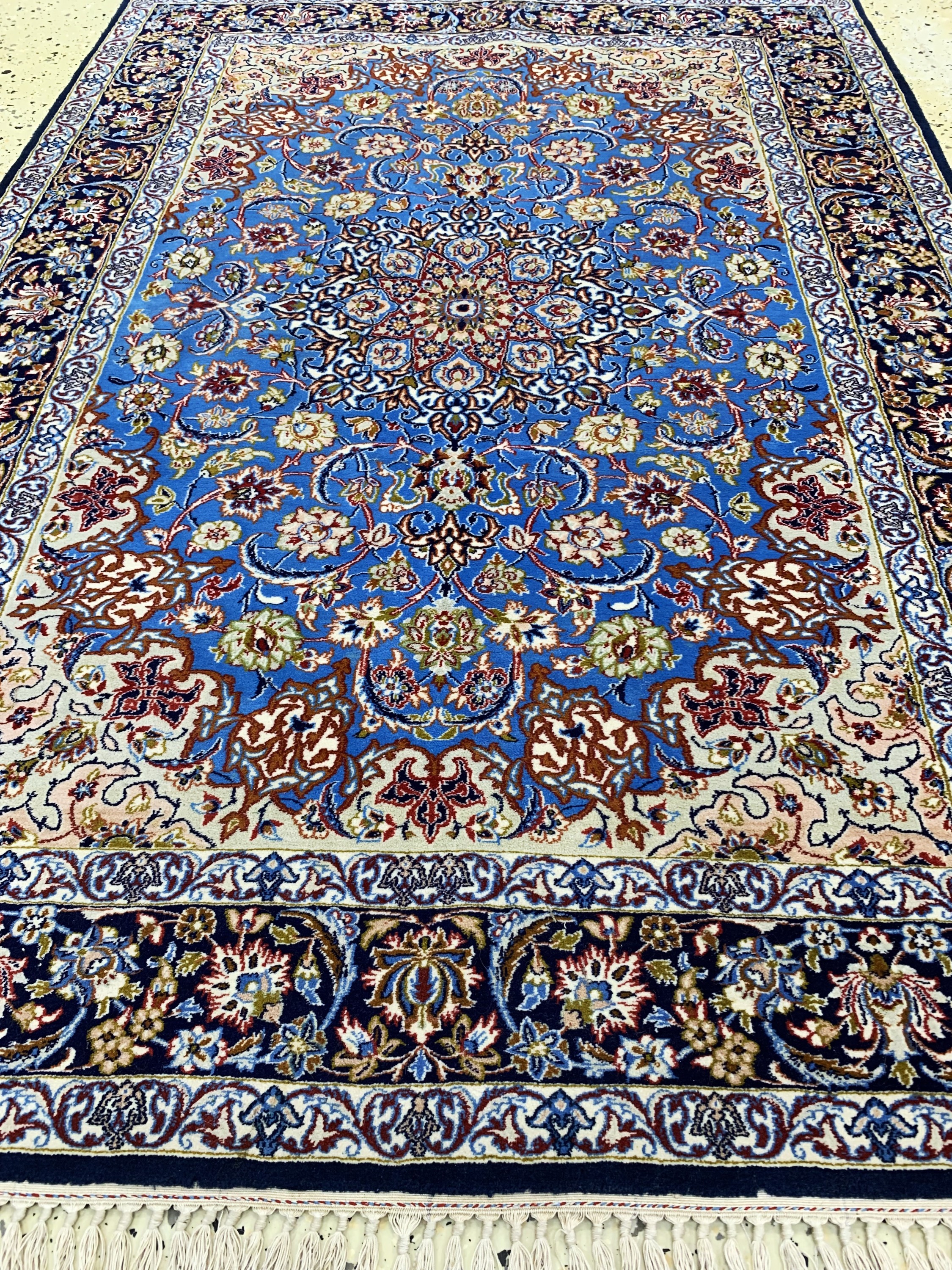 Detail d: Esfahan fein, Persien, Mitte 20.Jhd, Korkwolle auf Seide, ca. 155 x 108 cm, EHZ: 2