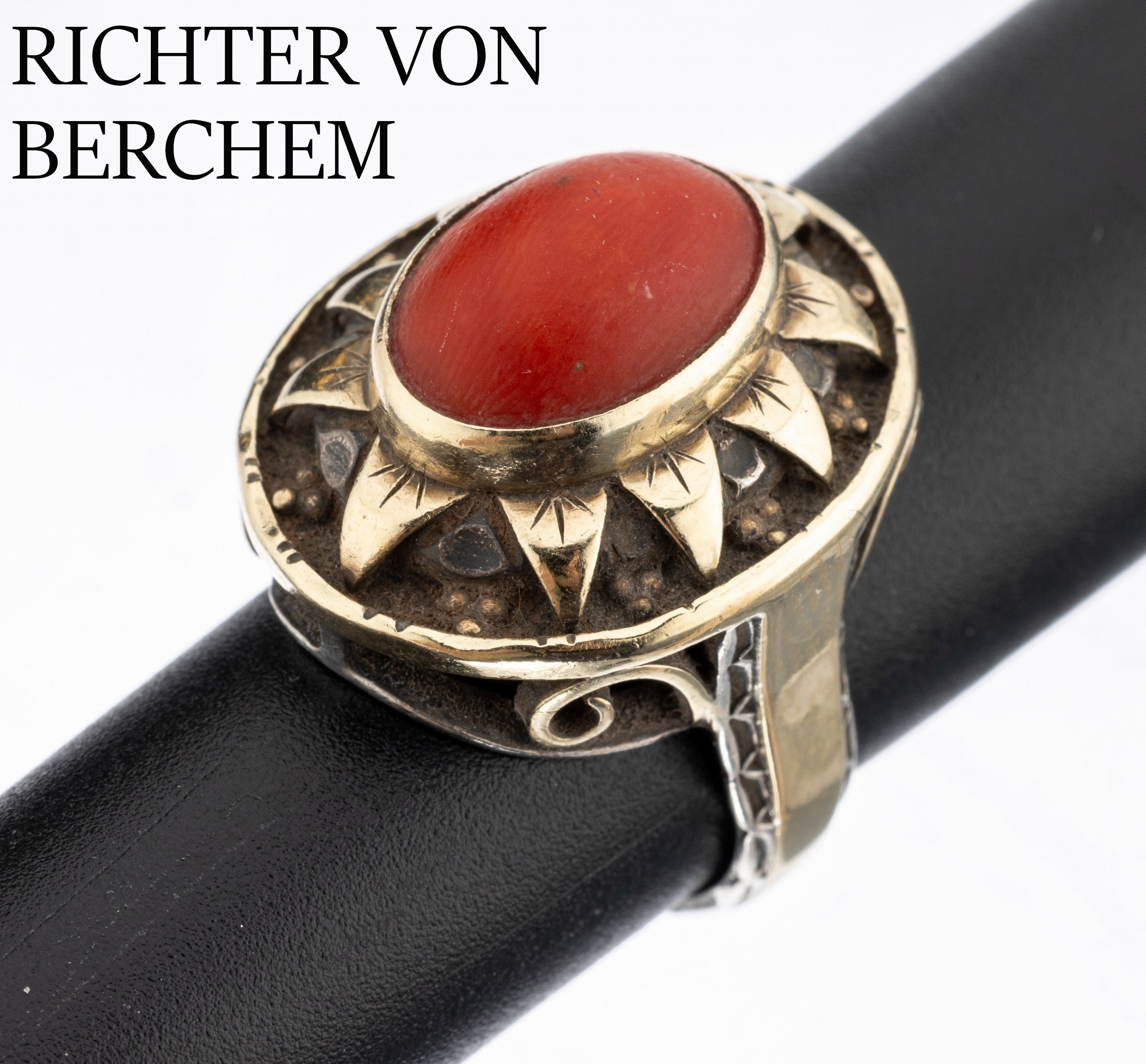 14 kt Gold und Silber Korallen-Ring, GG 585/000 gepr., 900er Silber, wohl RICHTER VON BERCHEM, unsigniert, mittig ovaler Korallen- Cabochon, ...