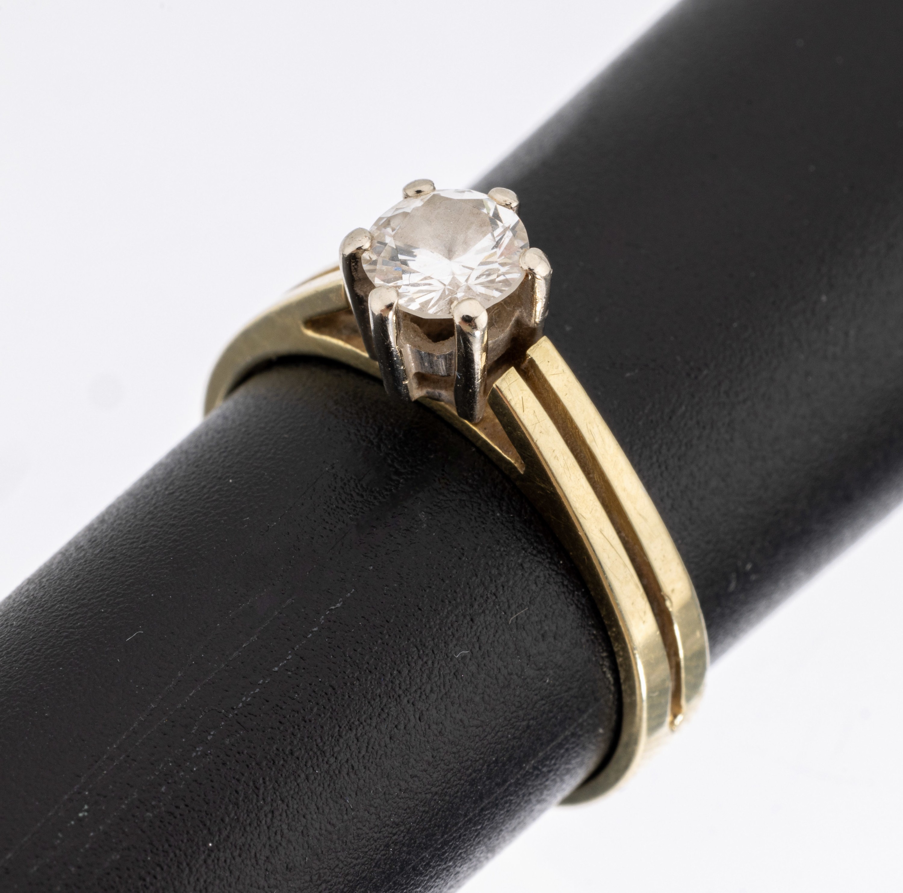 14 kt Gold Brillant-Ring, GG/WG 585/000, erhaben in WG gefasster Brillant ca. 0.57 ct (grav.) Weiß/si, RW 55, ca. 3.3 g
