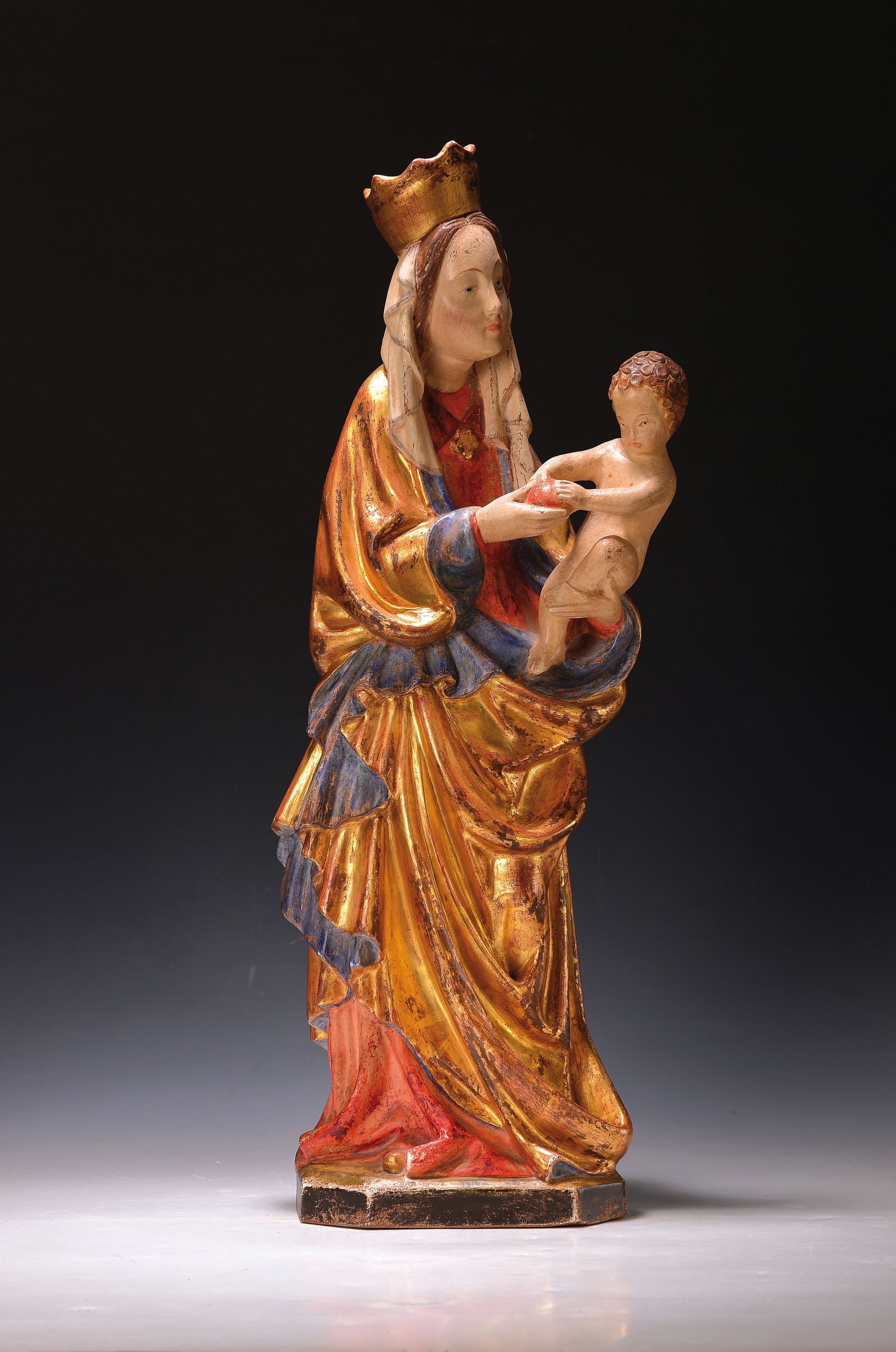 Mutter Gottes mit Kind im Stil der Thorner Madonna, 2. Hälfte 20. Jh., Bildschnitzerei, wohl Lindenholz geschnitzt, bunt gefasst mit Echtvergoldung, ...