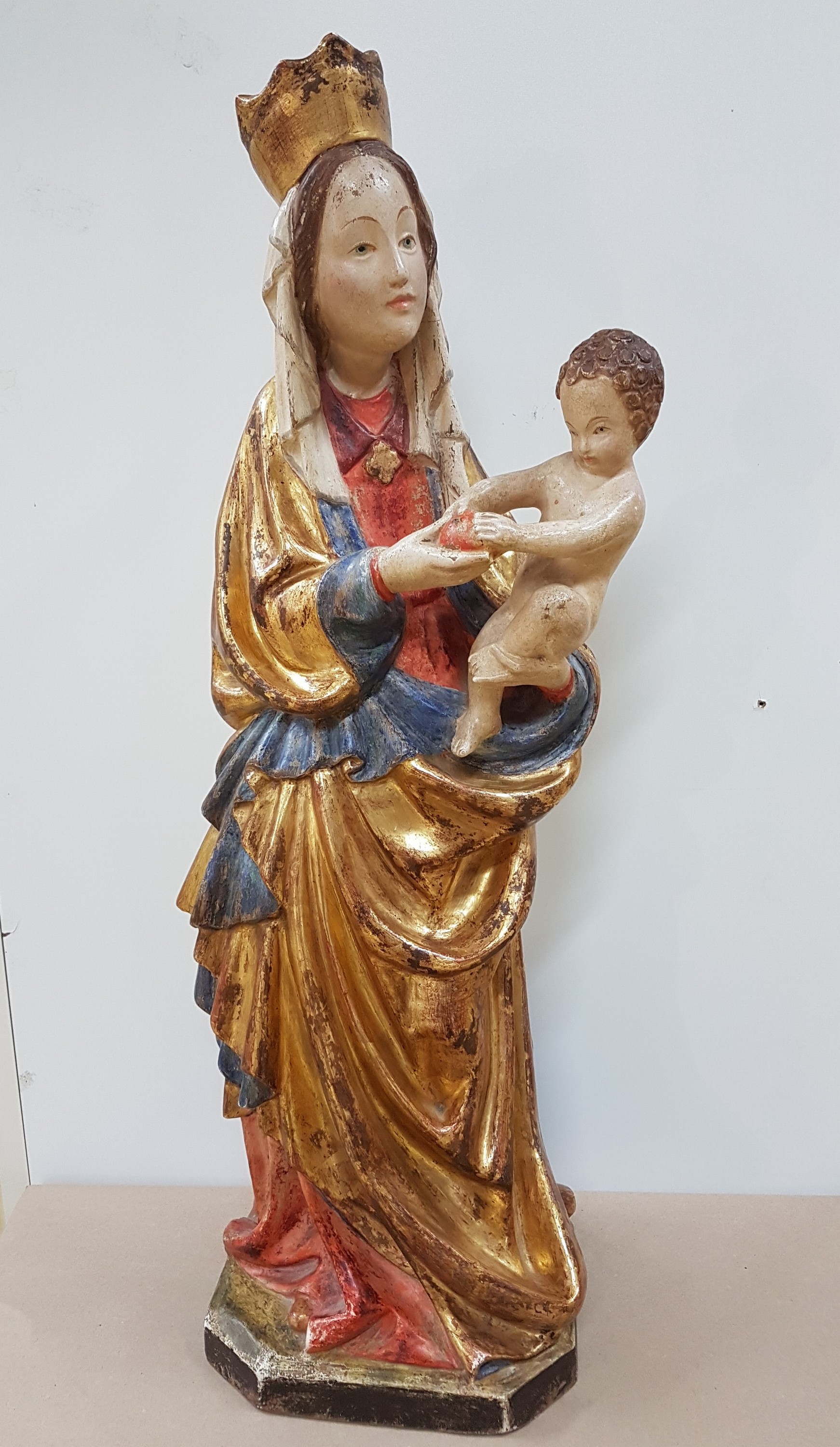 Detail a: Mutter Gottes mit Kind im Stil der Thorner Madonna, 2. Hälfte 20. Jh., Bildschnitzerei, wohl Lindenholz geschnitzt, bunt gefasst mit Echtvergoldung, ...