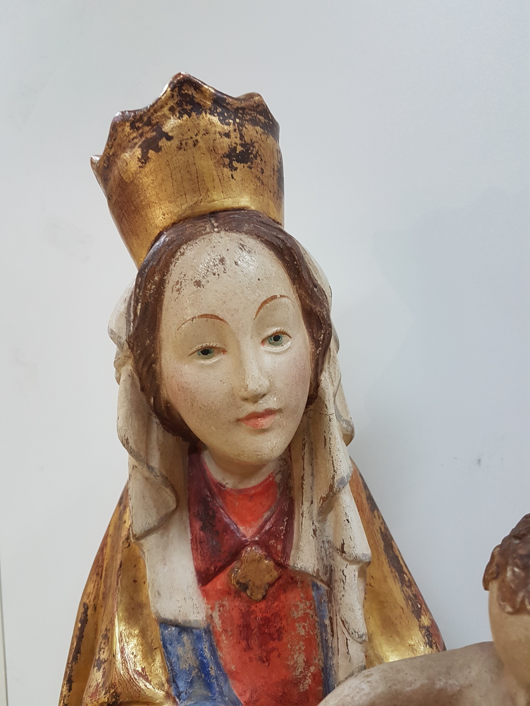 Detail b: Mutter Gottes mit Kind im Stil der Thorner Madonna, 2. Hälfte 20. Jh., Bildschnitzerei, wohl Lindenholz geschnitzt, bunt gefasst mit Echtvergoldung, ...