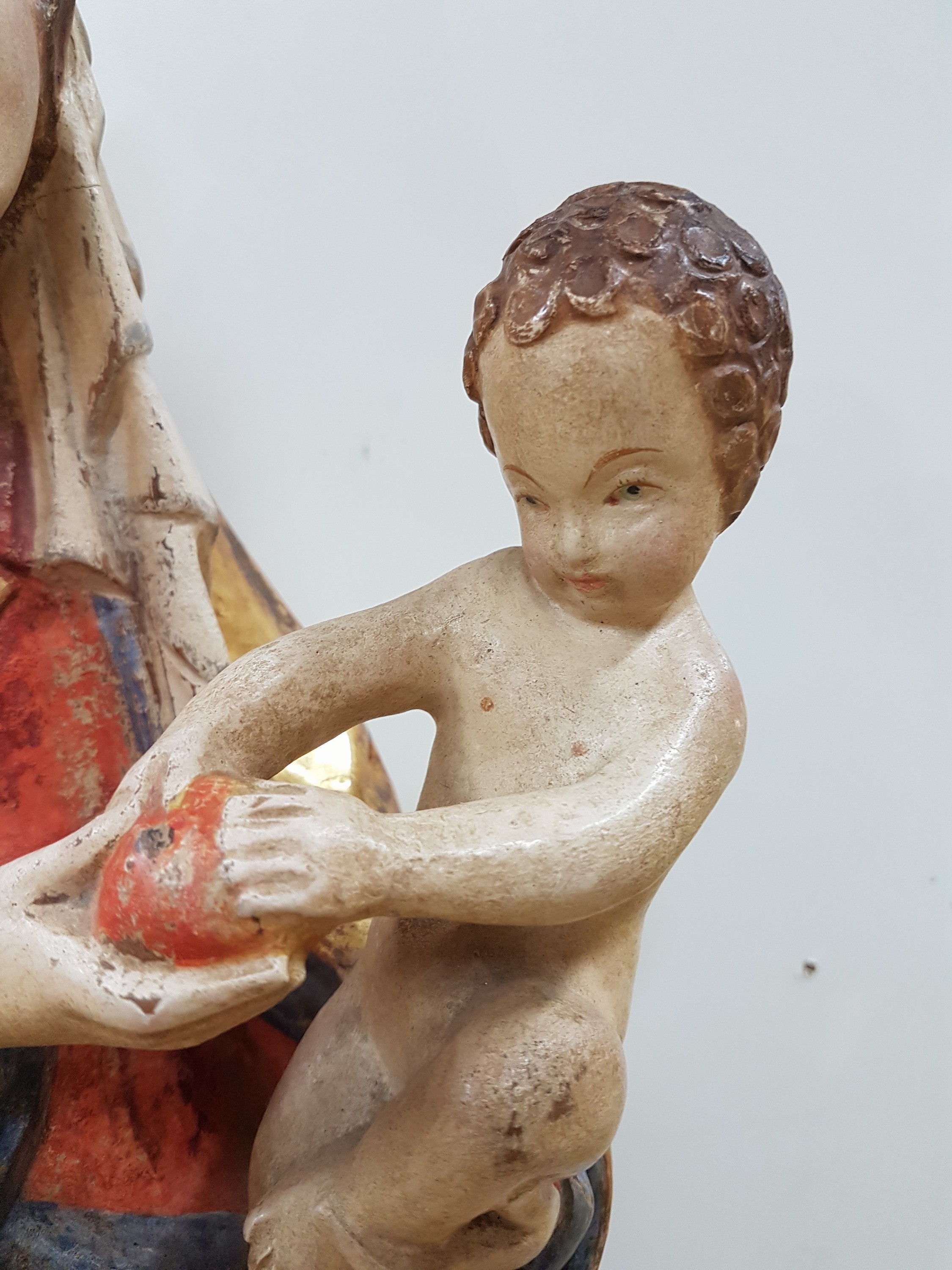 Detail c: Mutter Gottes mit Kind im Stil der Thorner Madonna, 2. Hälfte 20. Jh., Bildschnitzerei, wohl Lindenholz geschnitzt, bunt gefasst mit Echtvergoldung, ...