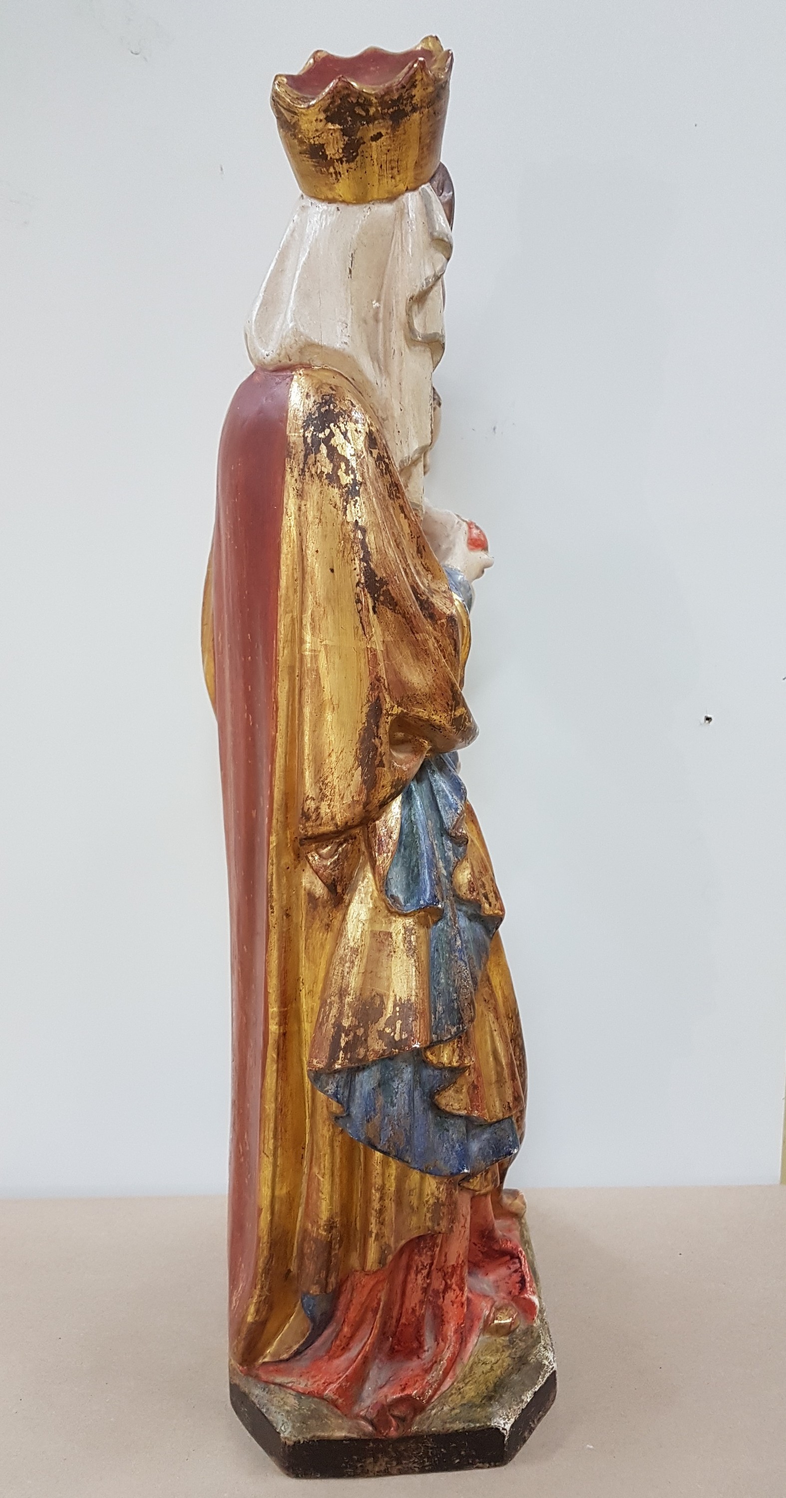 Detail d: Mutter Gottes mit Kind im Stil der Thorner Madonna, 2. Hälfte 20. Jh., Bildschnitzerei, wohl Lindenholz geschnitzt, bunt gefasst mit Echtvergoldung, ...