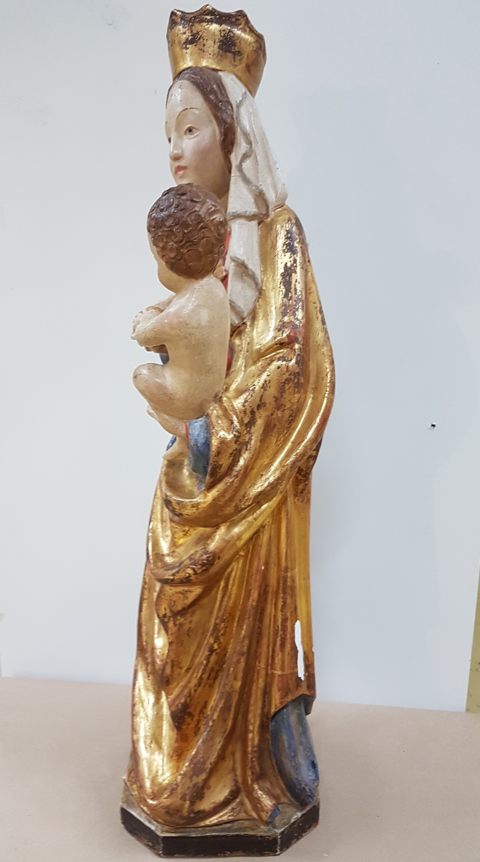 Detail e: Mutter Gottes mit Kind im Stil der Thorner Madonna, 2. Hälfte 20. Jh., Bildschnitzerei, wohl Lindenholz geschnitzt, bunt gefasst mit Echtvergoldung, ...