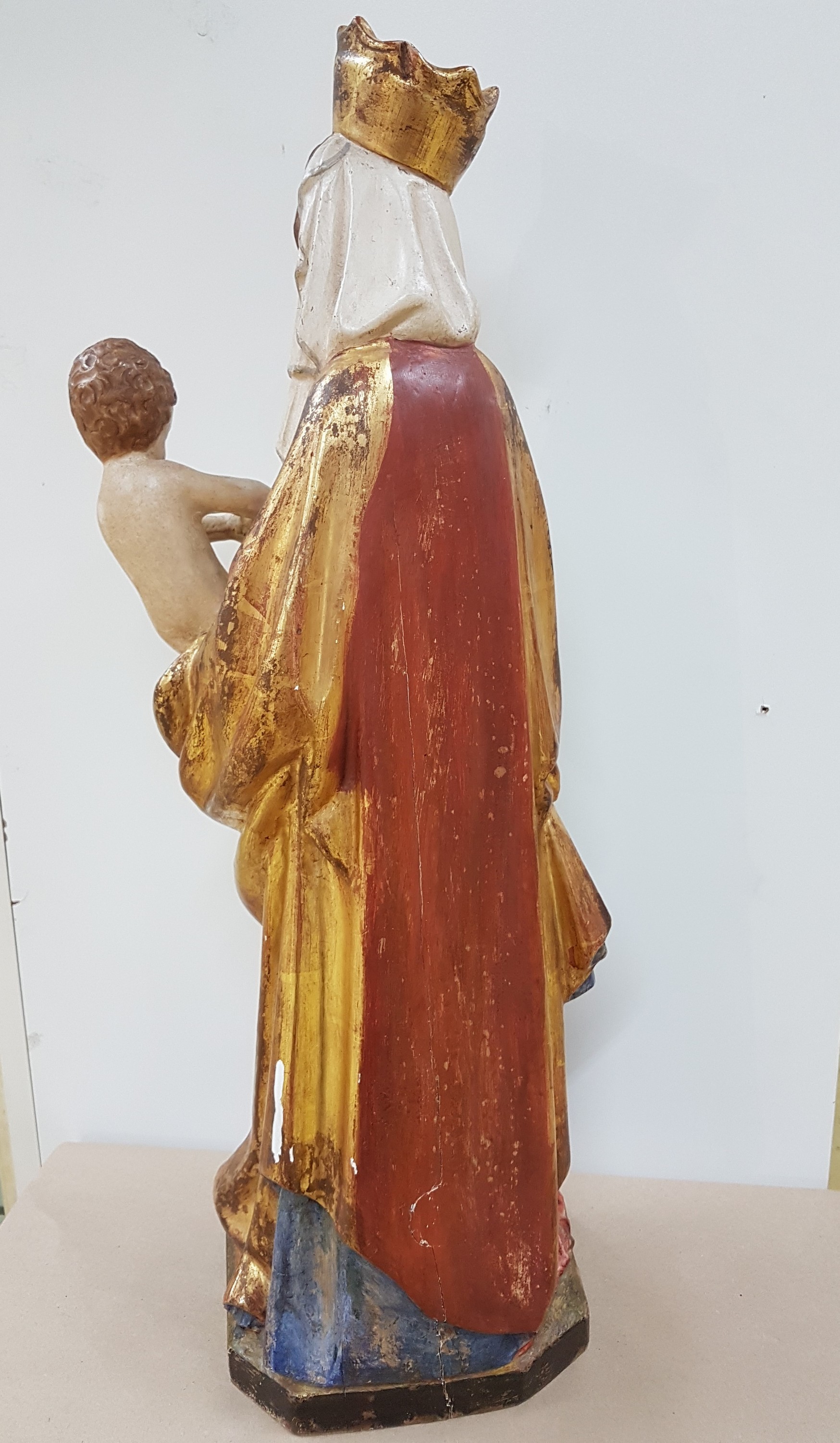 Detail f: Mutter Gottes mit Kind im Stil der Thorner Madonna, 2. Hälfte 20. Jh., Bildschnitzerei, wohl Lindenholz geschnitzt, bunt gefasst mit Echtvergoldung, ...