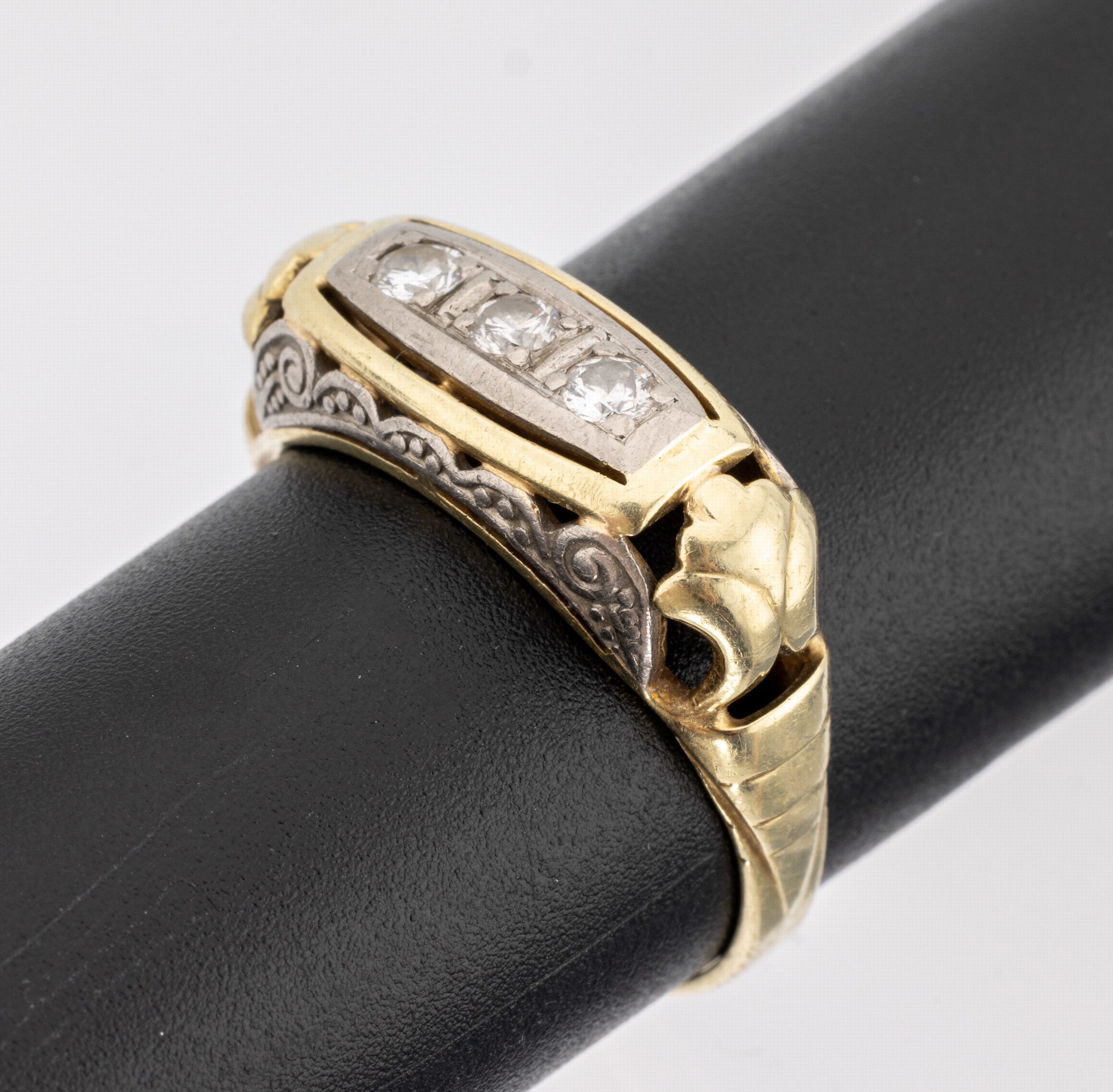 14 kt Gold Brillant-Ring, 1950er Jahre, GG/WG 585/000, 3 in WG gefasste Brillanten zus. ca. 0.16 ct Weiß/si, RW 60, ca. 4.7 g