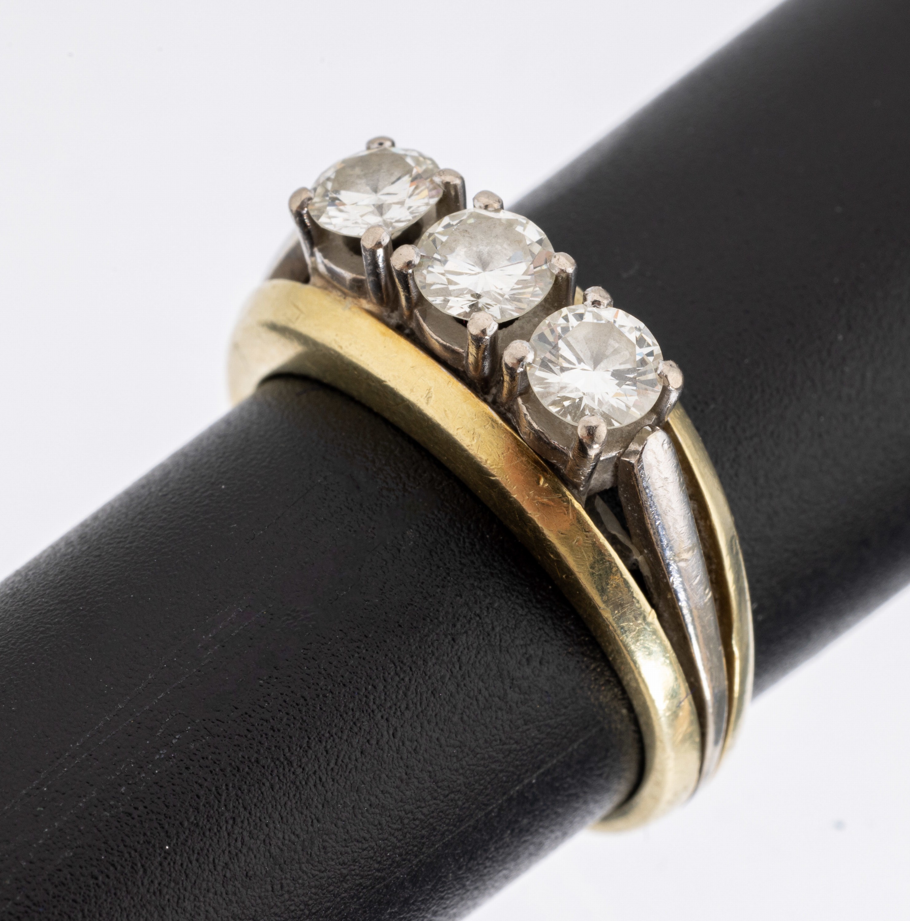 14 kt Gold Brillant-Ring, GG/WG 585/000, 3 in WG gefasste Brillanten zus. ca. 0.96 ct Weiß/si, RW 58, ca. 6.9 g
