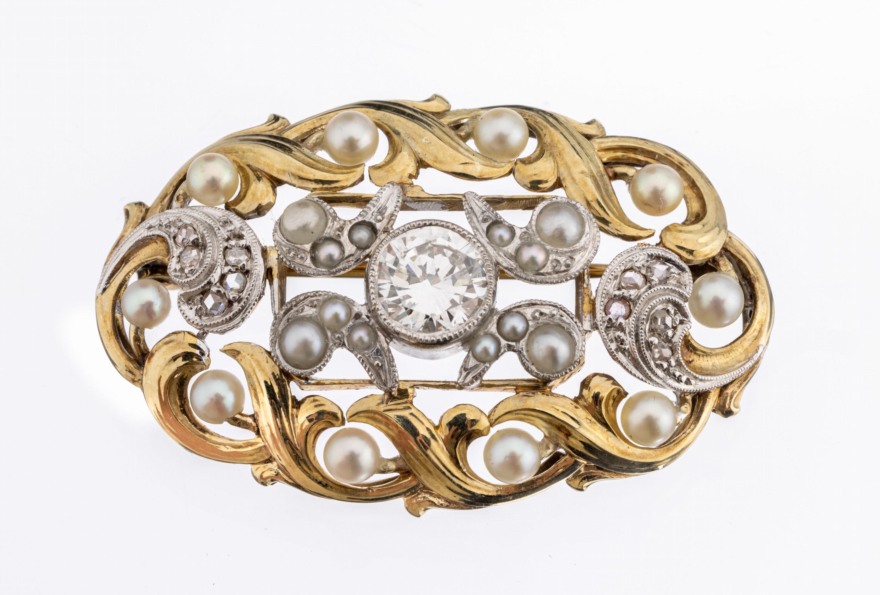 14 kt Gold Diamant-Perl-Brosche, 1950er Jahre, GG/WG 585/000, Barockstil mit Rocaillen, mittig geschwungenes Ornament in WG, mittig Brillant ca. 1.0 ...
