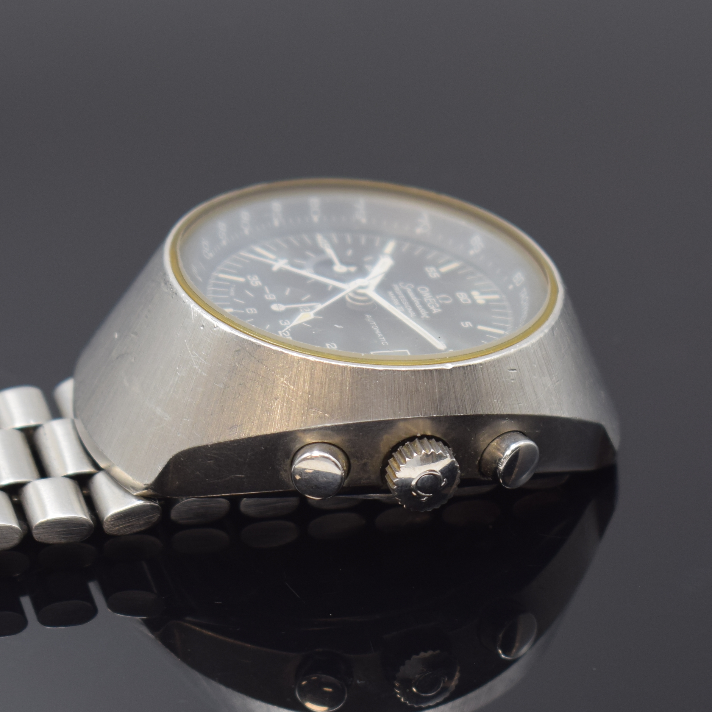 Detail c: OMEGA Speedmaster Professional Mark III Armbandchronograph Referenz 176.002, Schweiz um 1972, Automatik, massives Edelstahlgeh., verschr. Boden m. ...