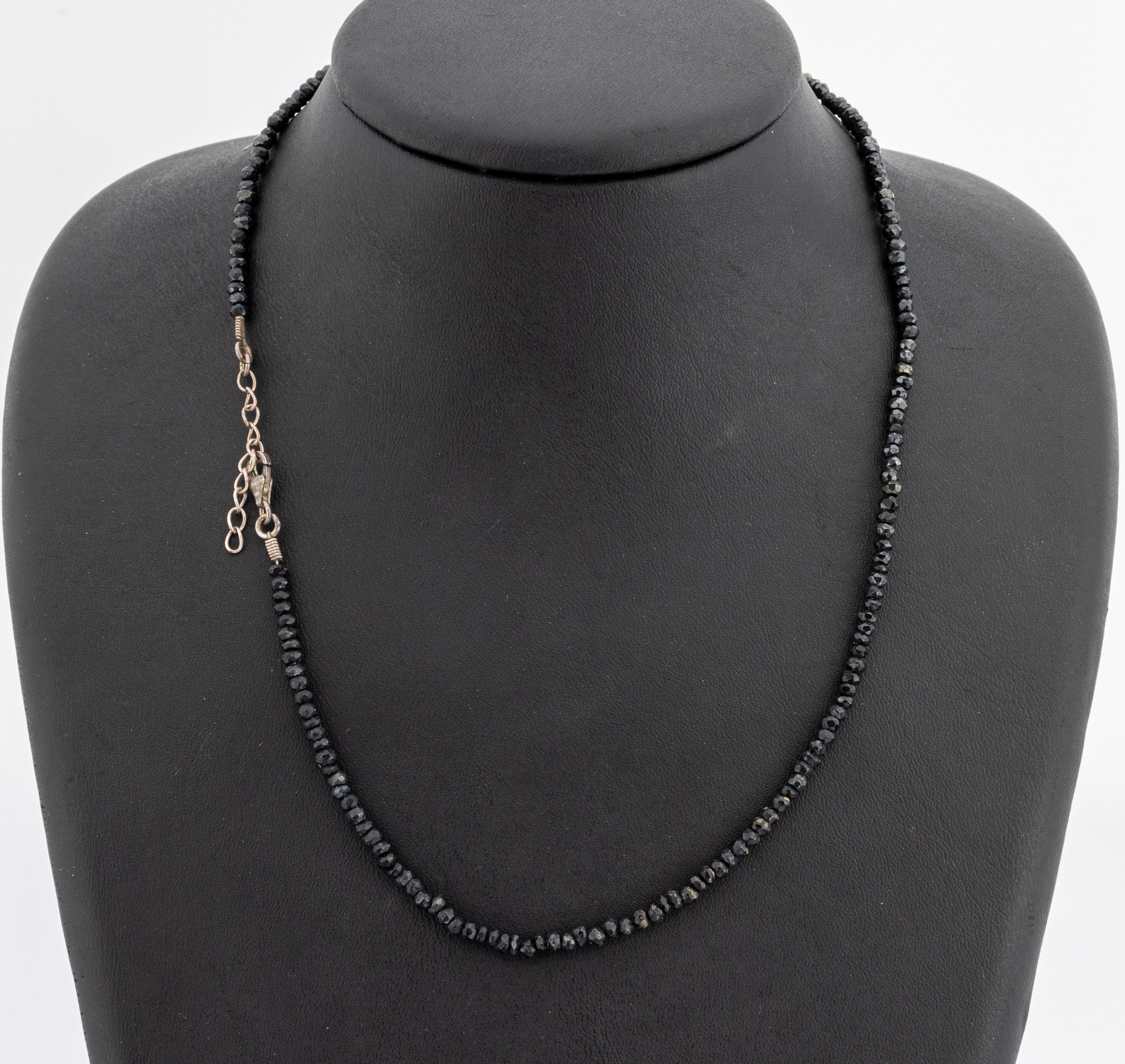 Diamant-Collier, facett. schwarze Diamanten zus. ca. 25 ct, L. variabel ca. 42 -45 cm, Karabinerschließe Silber