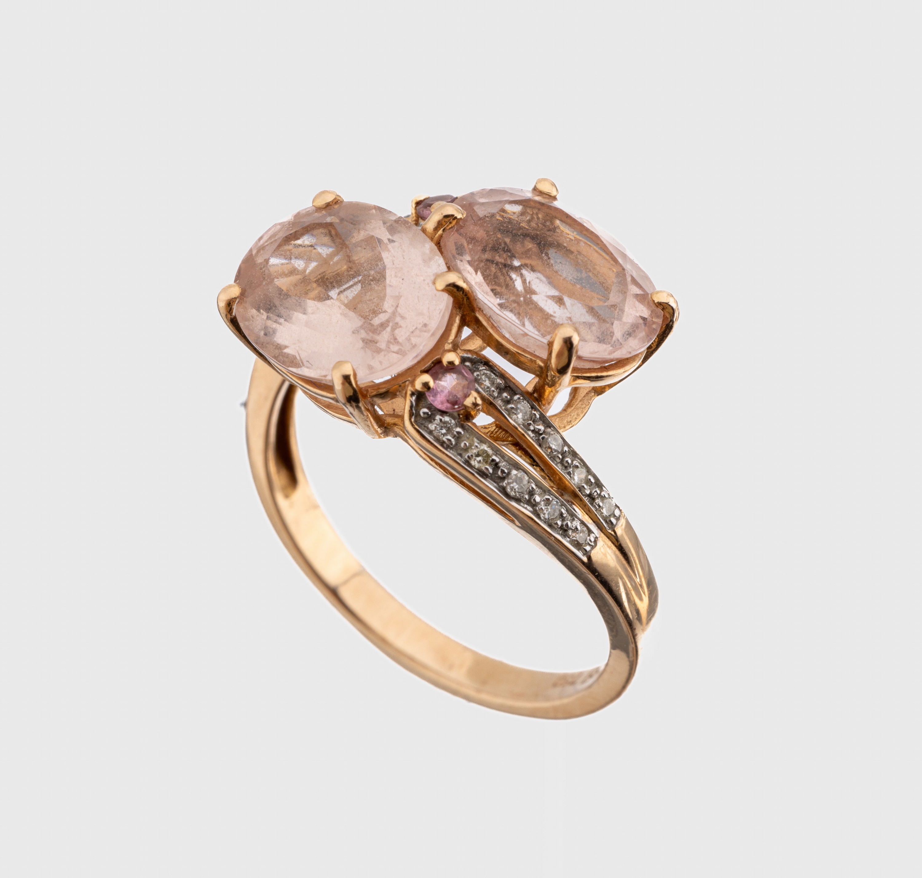 18 kt Gold Farbstein-Brillant-Ring, GG 750/000, 2 ovalfacett. Morganite zus. ca. 3.7 ct, 2 pinkfarb. Turmaline zus. ca. 0.05 ct, 20Brillanten zus. ...