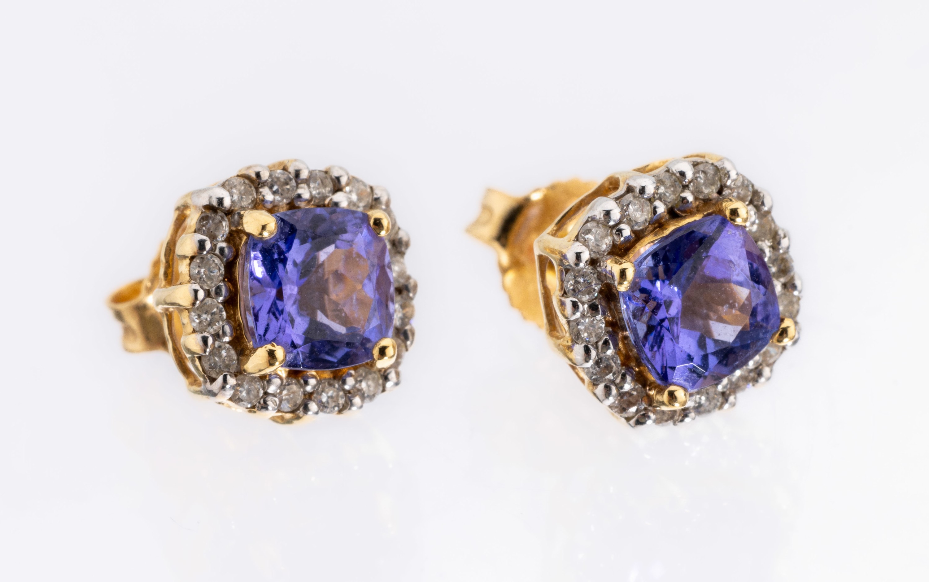 Paar 18 kt Gold Tansanit-Brillant-Ohrstecker, GG 750/000, 2 facett. Tansanite zus. ca. 1.0 ct, 32 Brillanten zus. ca. 0.20 ct Weiß-l.get.Weiß/p