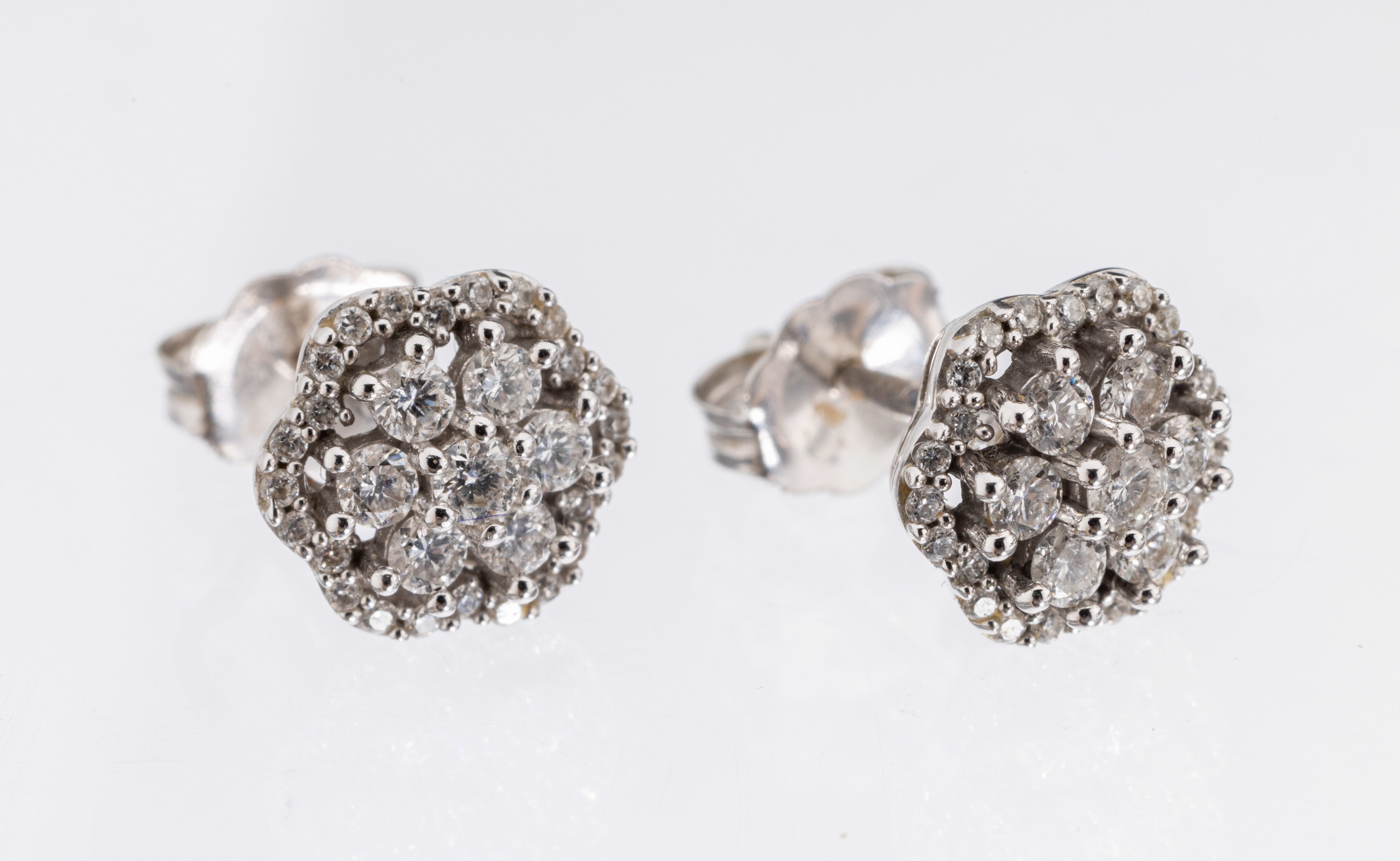 Paar 18 kt Gold Brillant-Ohrstecker, WG 750/000, Aufbau in mehreren Ebenen, 62 Brillanten zus. ca. 0.50 ct Weiß/p