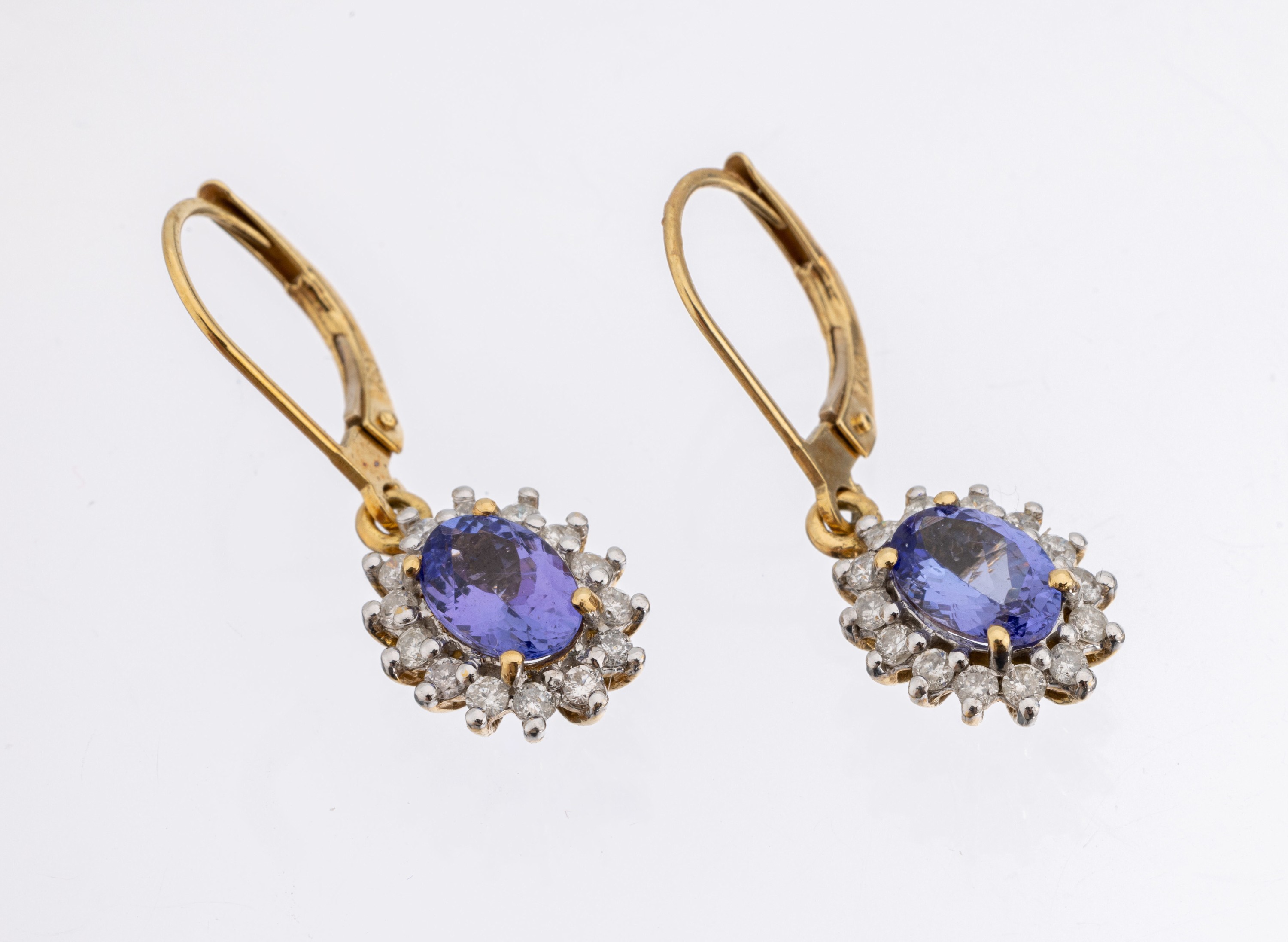 Paar 18 kt Gold Tansanit-Brillant-Ohrhänger, GG 750/000, bewegl. Abhängung, 2 ovalfacett. Tansanite 1.25 ct, umgeben von 28 Brillanten zus. ca. ...