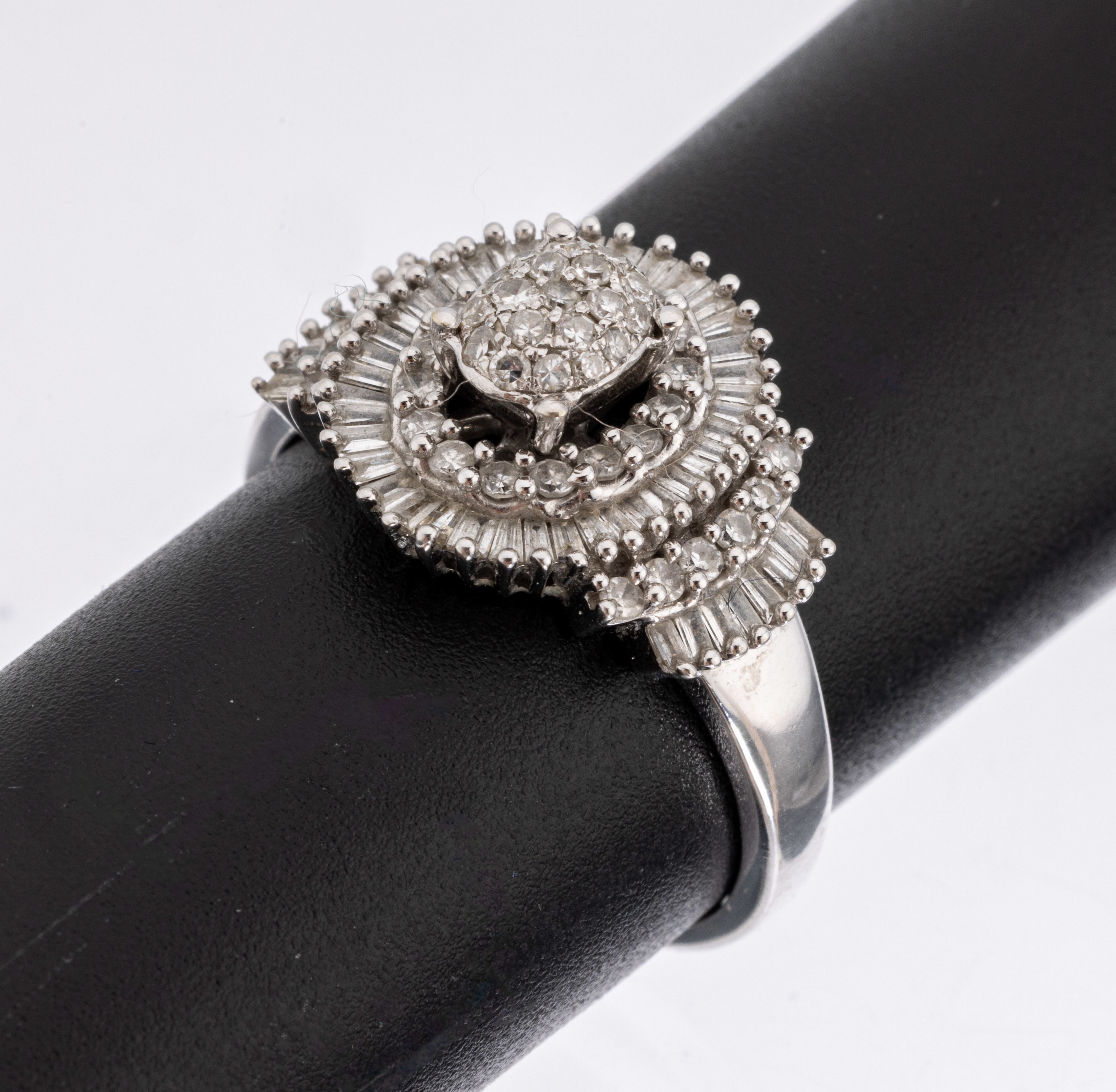 14 kt Gold Diamant-Ring, WG 585/000, Aufbauin mehreren Ebenen, 47 8/8-Diamanten und 55 Diamantbaguettes zus. ca. 1.20 ct l.get.Weiß/ p, RW 60, ca. ...