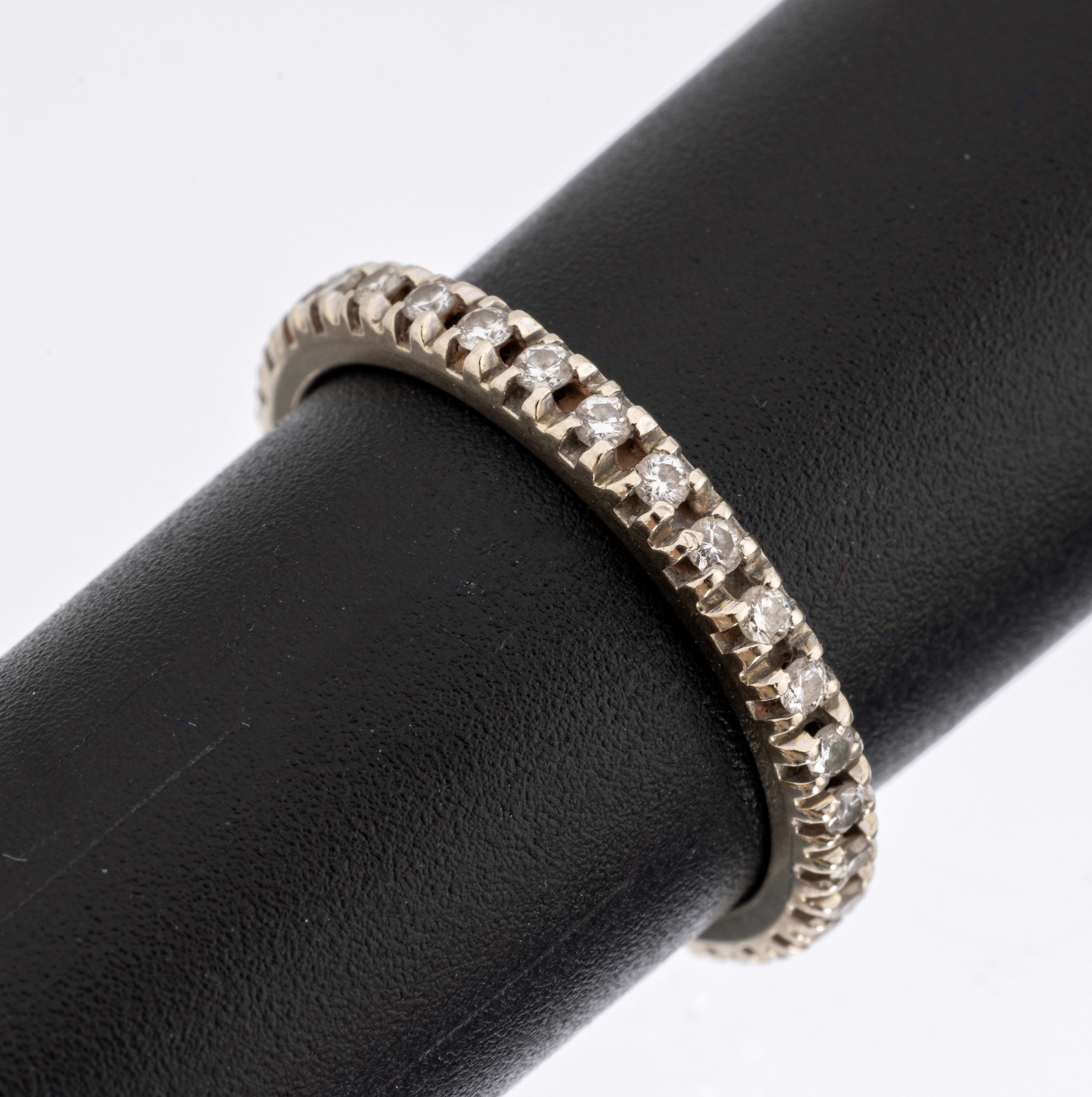 18 kt Gold Brillant-Ring, WG 750/000, 31 Brillanten zus. ca. 0.60 ct Weiß/si, RW 55, ca. 2.5 g