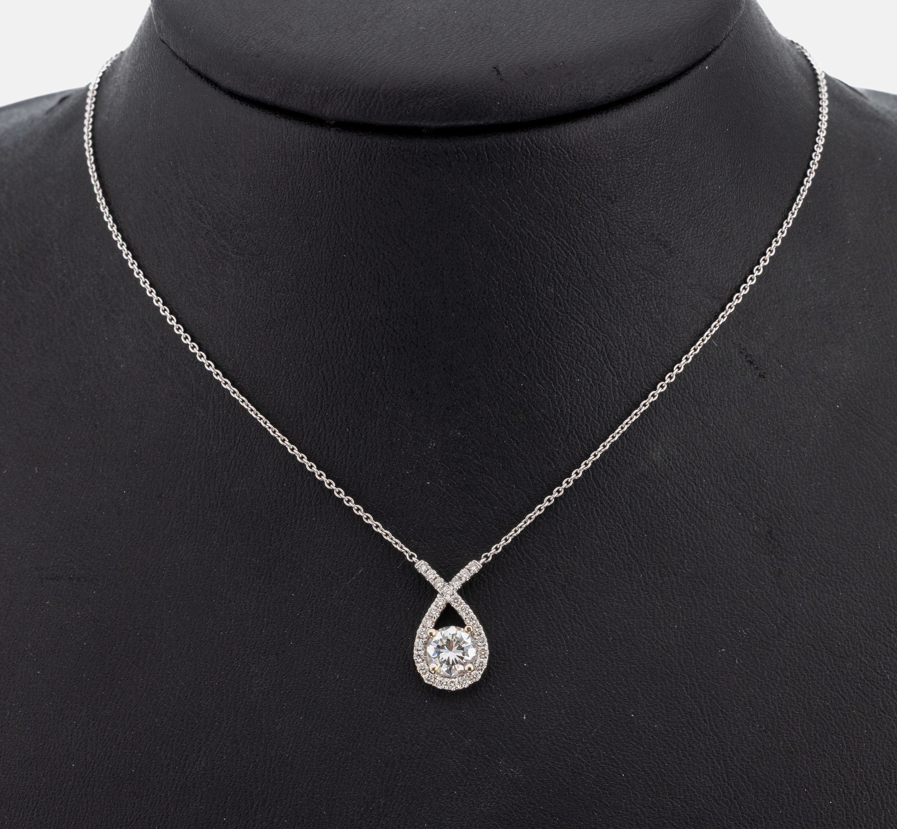18 kt Gold Brillant-Collier, WG 750/000, Mittelteil tropfenf. mit gekreuztem Element, mittig Brillant ca. 0.78 ct Weiß(H)/lr, umgeben von 27 ...