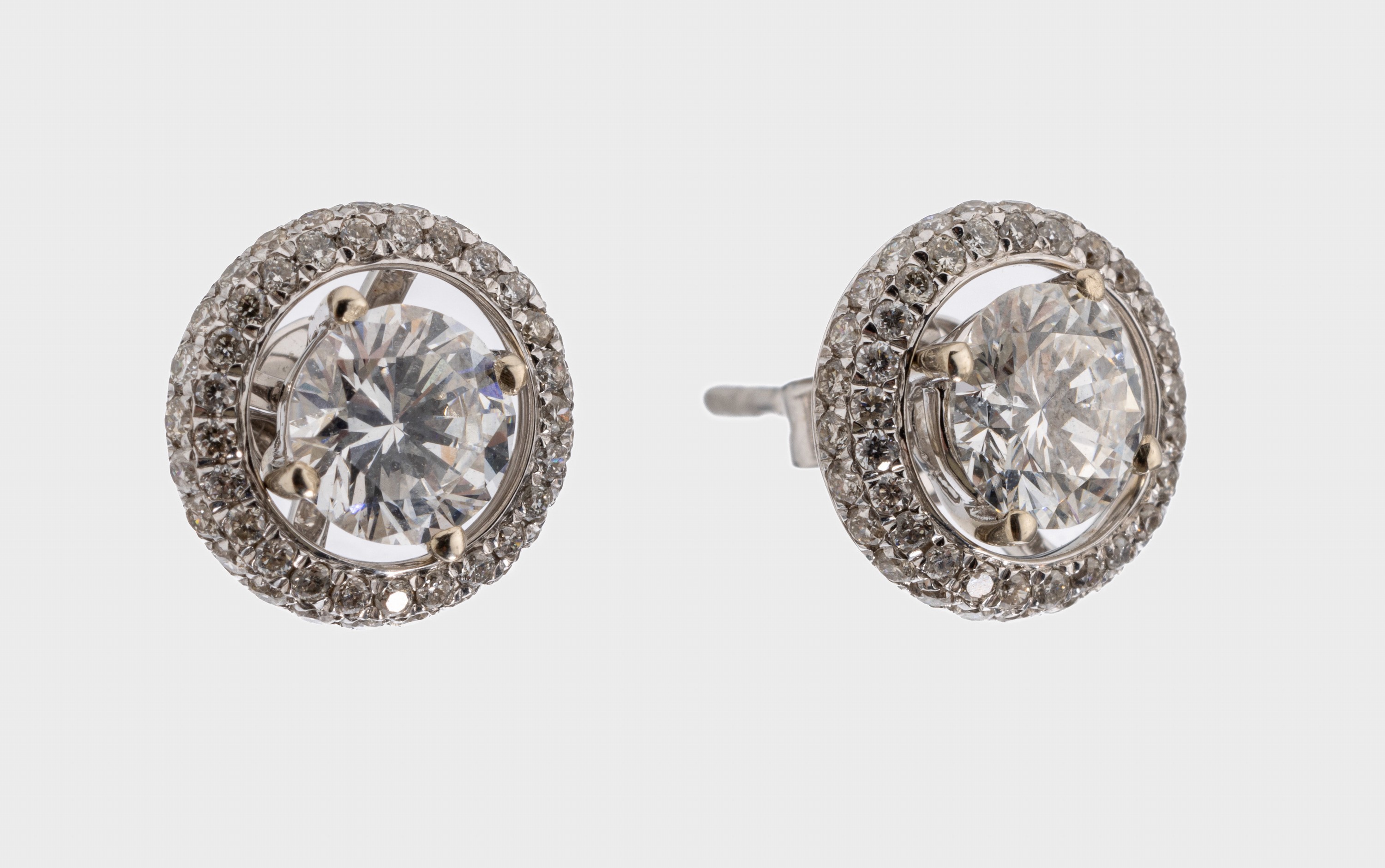 Paar 18 kt Gold Brillant-Ohrstecker, WG 750/000, 2 Brillanten, 1 x 0.59 ct hochfeines Weiß(E)/lr und 1 x 0.65 ct hochfeines Weiß(E)/lr, ...