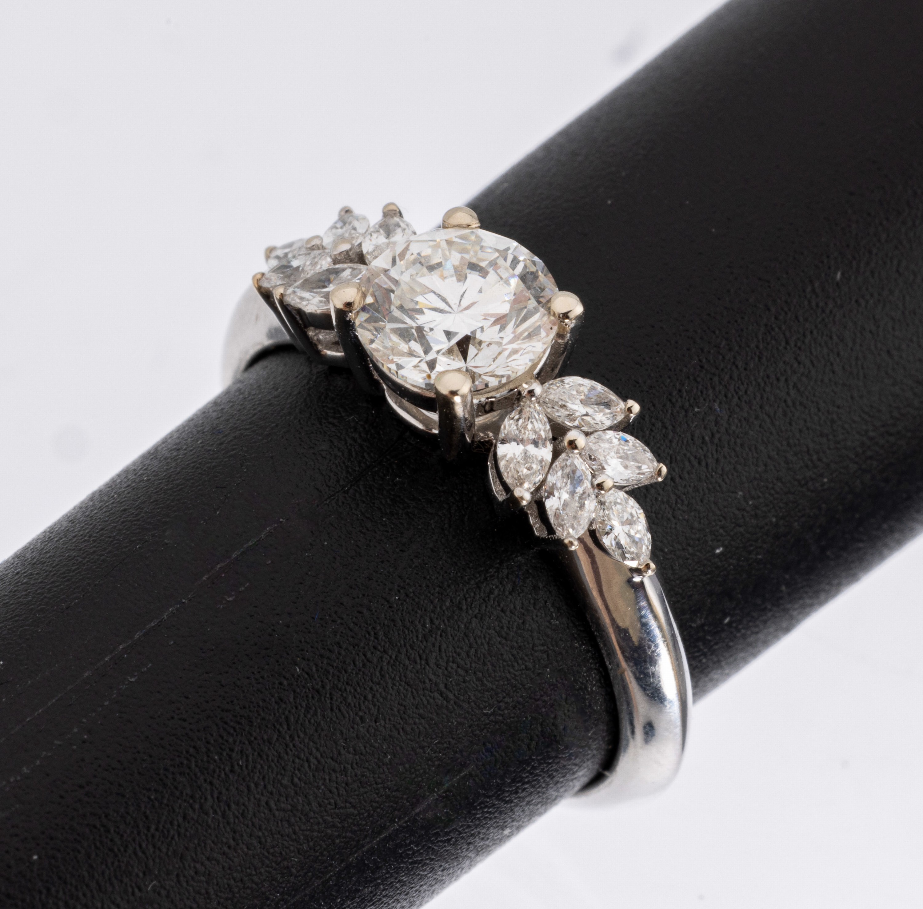 18 kt Gold Diamant-Ring, WG 750/000, mittigerhaben gefasster Brillant ca. 1.01 ct feines Weiß(G)/si2, seitl. 10 Diamant-Navettes zus. ca. 0.36 ct ...