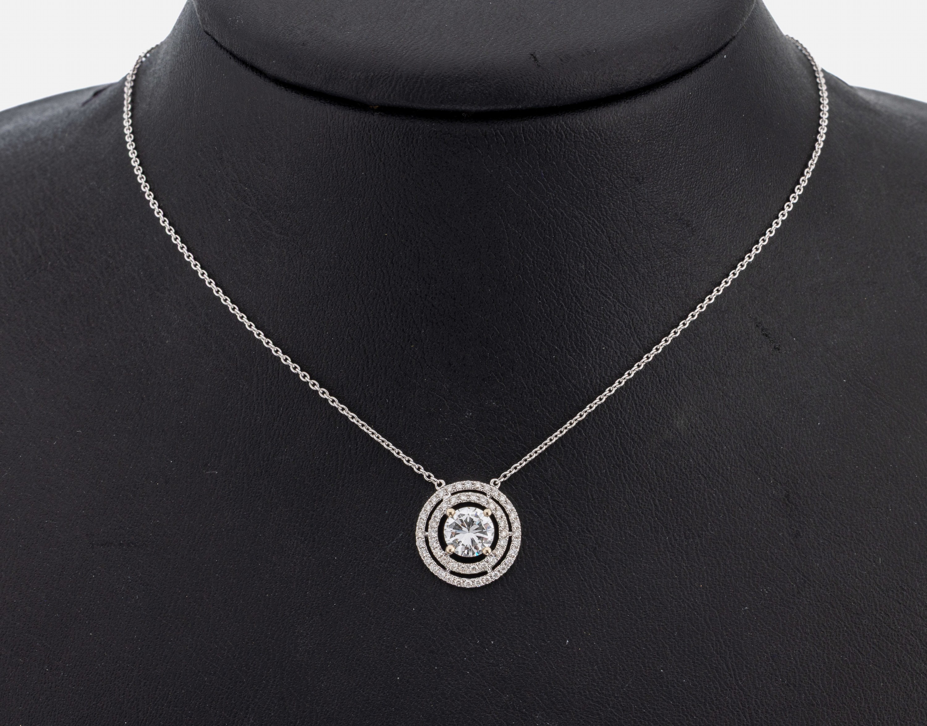 18 kt Gold Brillant-Collier, WG 750/000, rundes Mittelteil, mittig erhaben gefasster Brillant ca. 0.83 ct feines Weiß+(F)/vvs1, umgeben von 54 ...