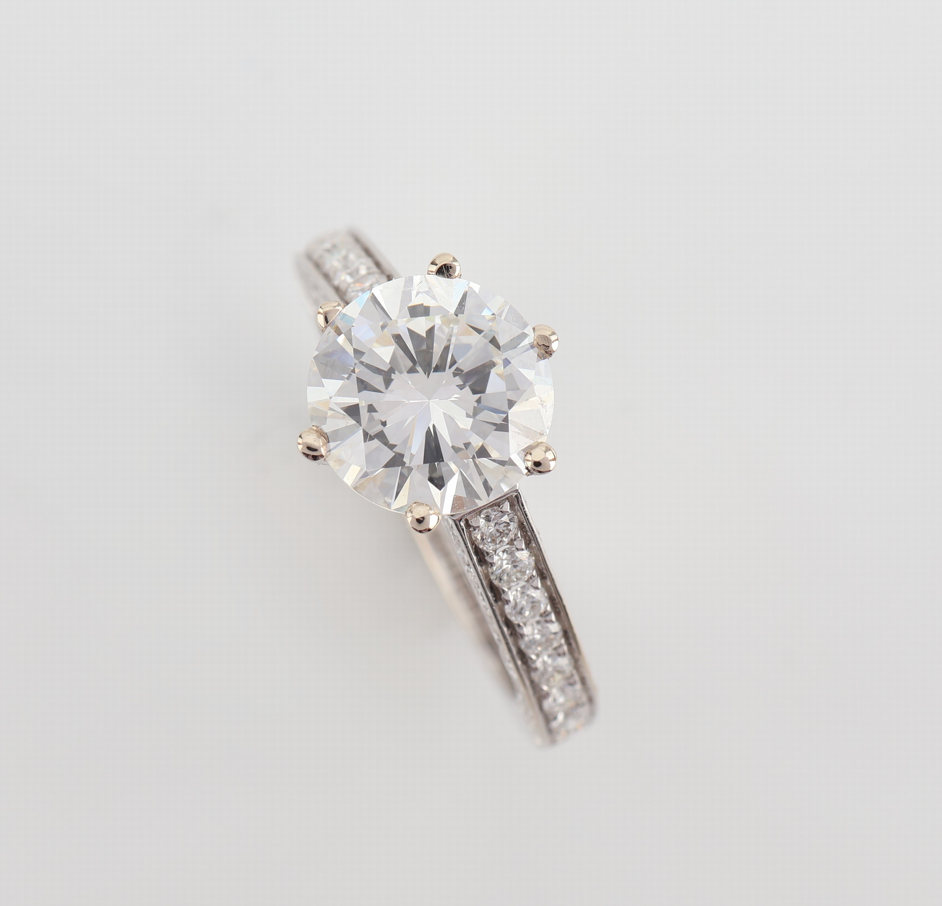 Detail a: 18 kt Gold Brillant-Ring, WG 750/000, mittig erhaben gefasster Brillant ca. 2.15 ct Weiß(H)/vvs2, Ringschultern mit 48 Brillanten zus. ca. 0.98 ct ...