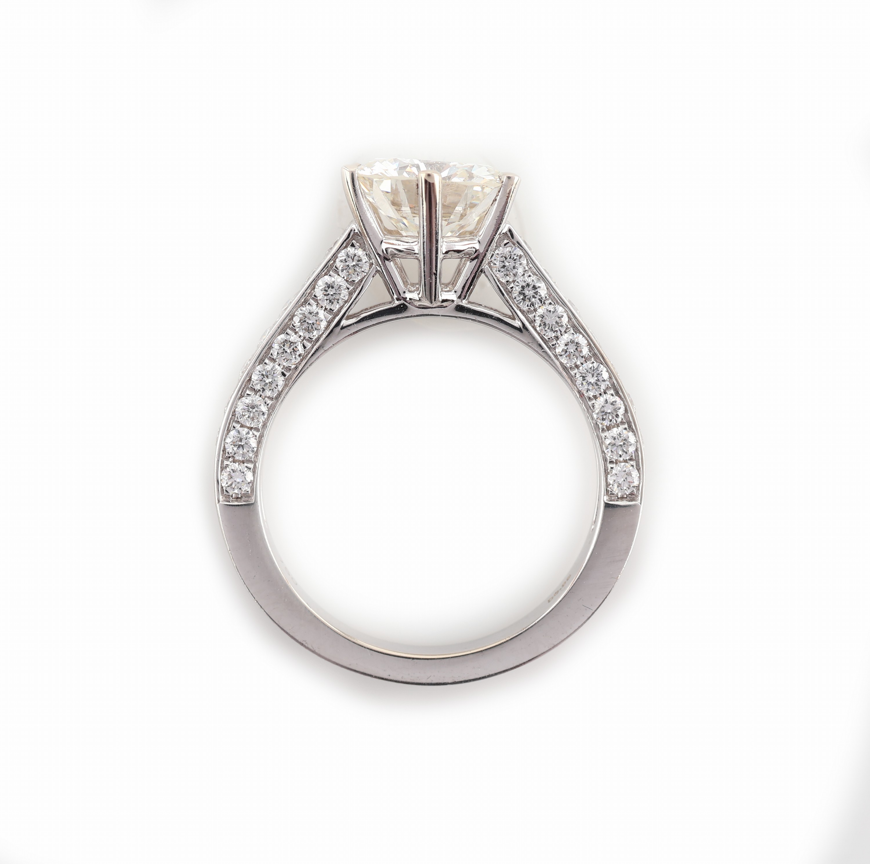 Detail b: 18 kt Gold Brillant-Ring, WG 750/000, mittig erhaben gefasster Brillant ca. 2.15 ct Weiß(H)/vvs2, Ringschultern mit 48 Brillanten zus. ca. 0.98 ct ...