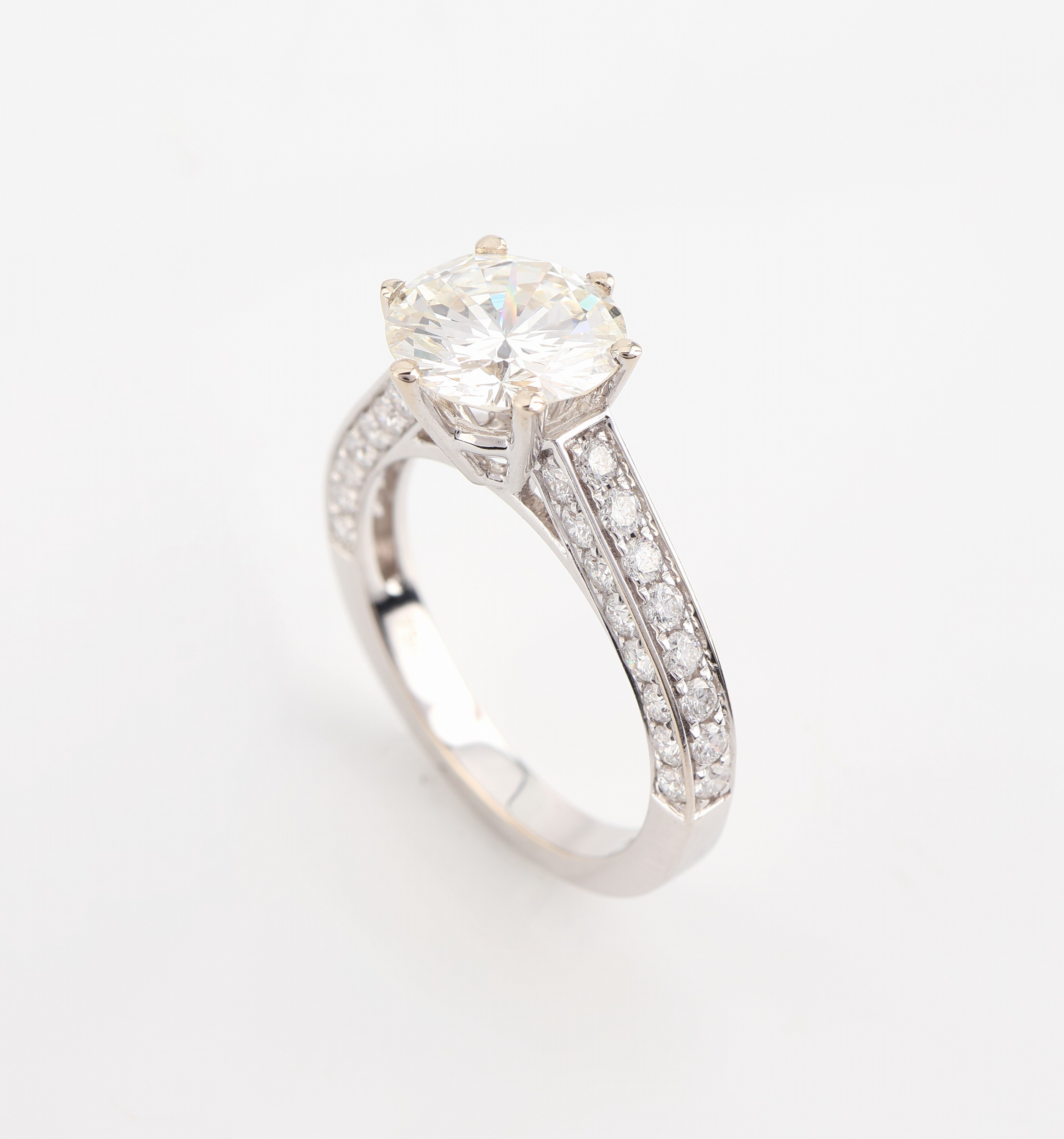 Detail c: 18 kt Gold Brillant-Ring, WG 750/000, mittig erhaben gefasster Brillant ca. 2.15 ct Weiß(H)/vvs2, Ringschultern mit 48 Brillanten zus. ca. 0.98 ct ...