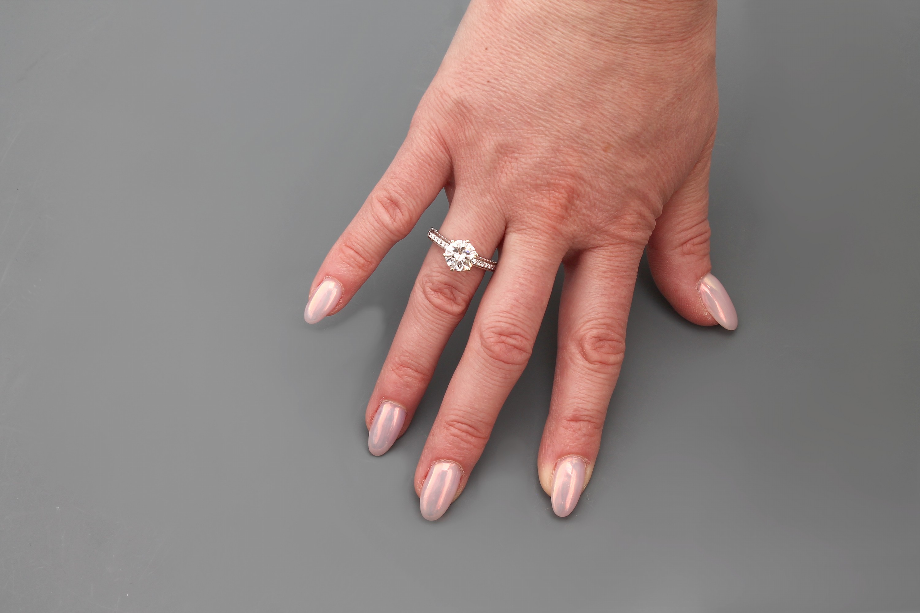 Detail d: 18 kt Gold Brillant-Ring, WG 750/000, mittig erhaben gefasster Brillant ca. 2.15 ct Weiß(H)/vvs2, Ringschultern mit 48 Brillanten zus. ca. 0.98 ct ...
