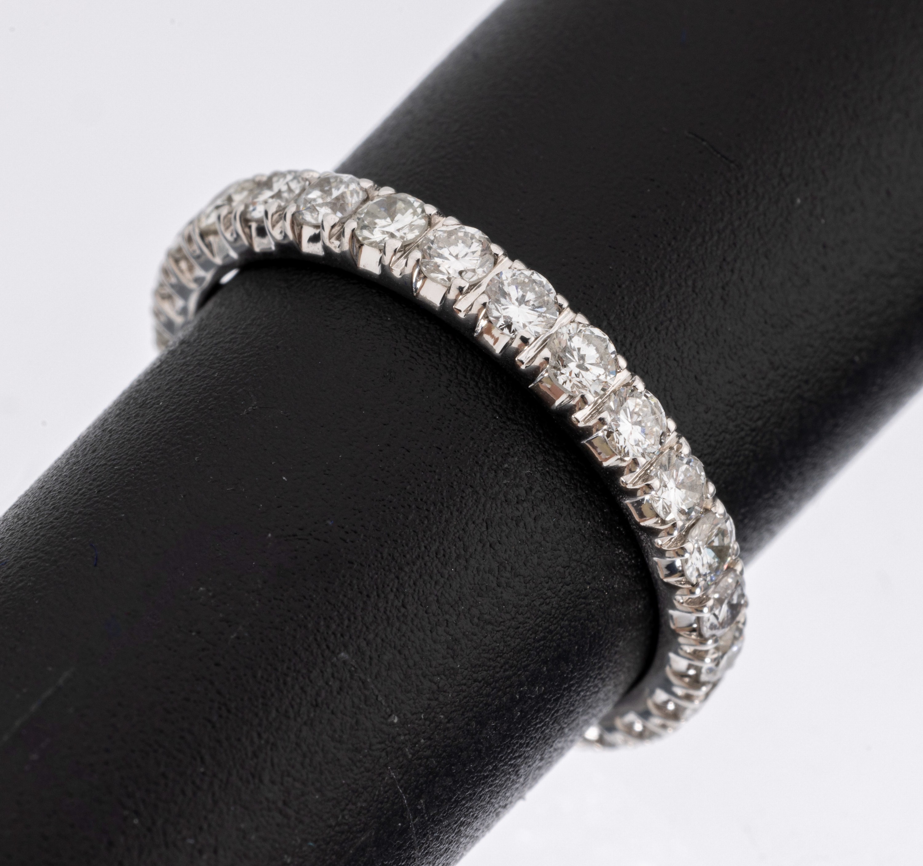 14 kt Gold Brillant-Memoryring, WG 585/000,Brillanten zus. ca. 1.20 ct (grav.) feines Weiß-Weiß/vs-si, RW 55