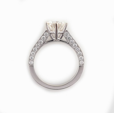 26839874b - 18 kt Gold Brillant-Ring, WG 750/000, mittig erhaben gefasster Brillant ca. 2.15 ct ...