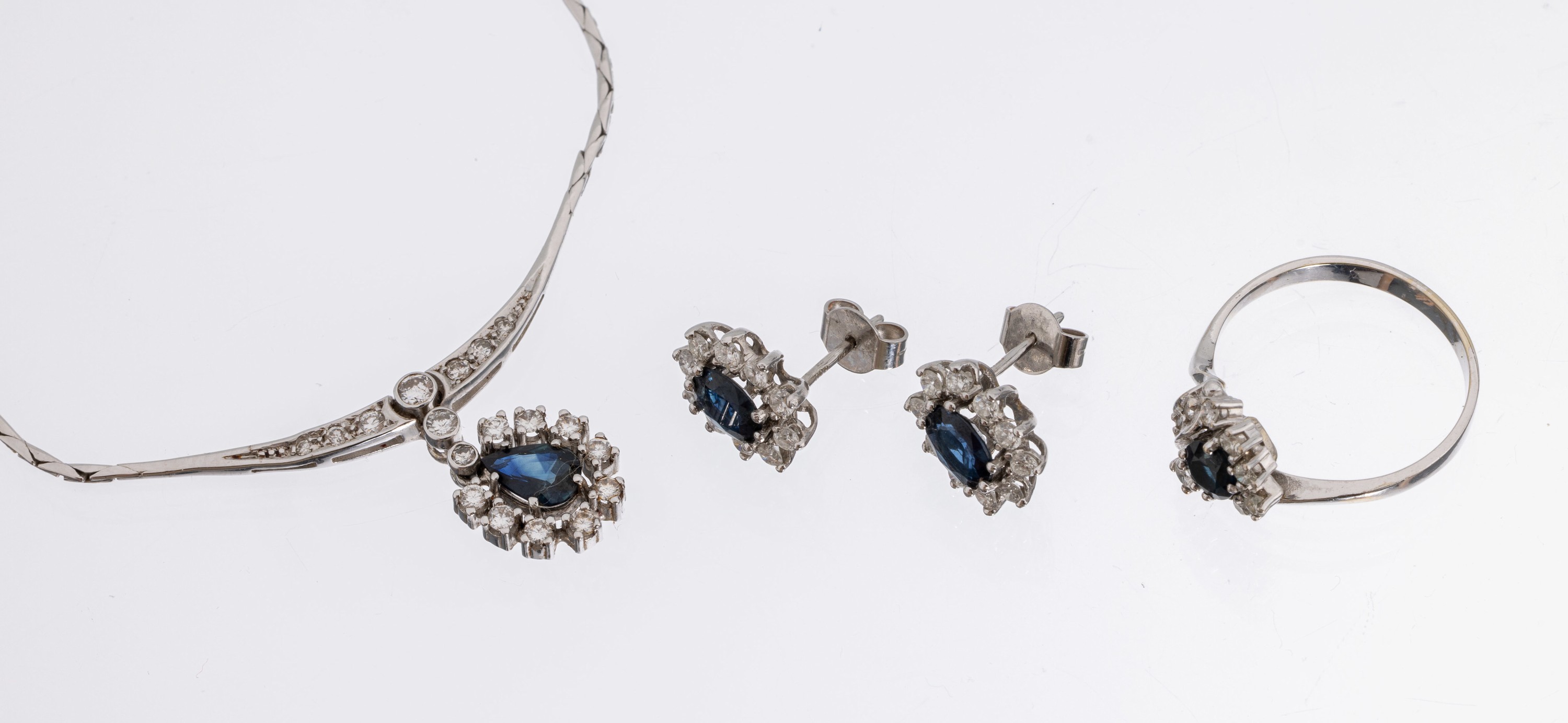 14 kt Gold Saphir-Diamant-Konvolut, WG 585/000, best. aus: 1x Collier, Saphirtropfen ca. 1.0 ct umgeben von 18 Brillanten zus. ca. 0.40 ct ...