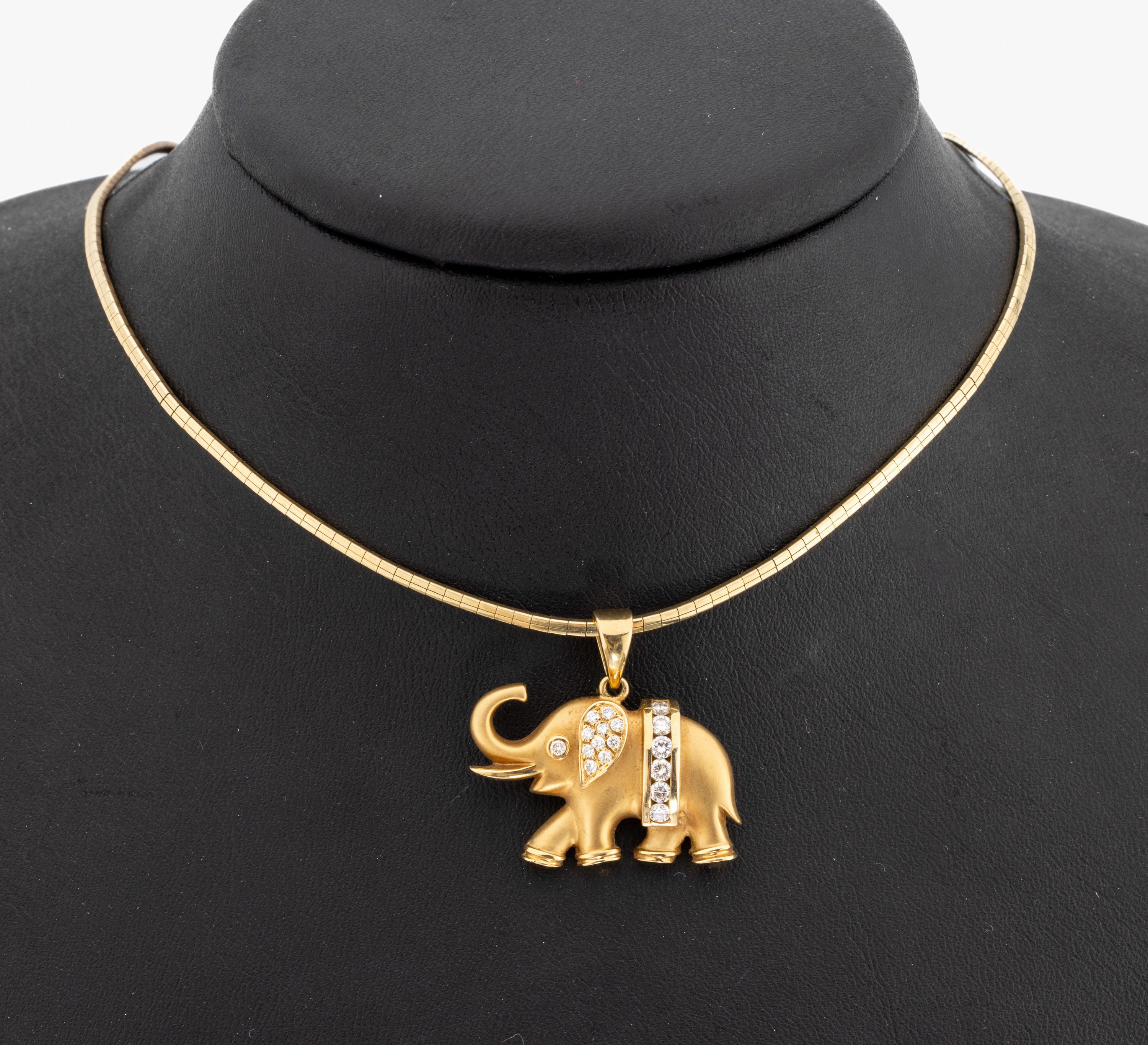 18 kt Gold Brillant-Anhänger "Elefant", GG 750/000, z.T. matt., 17 Brillanten zus. ca. 0.36 ct Weiß/si, L. ca. 3 cm, an Kette GG ...
