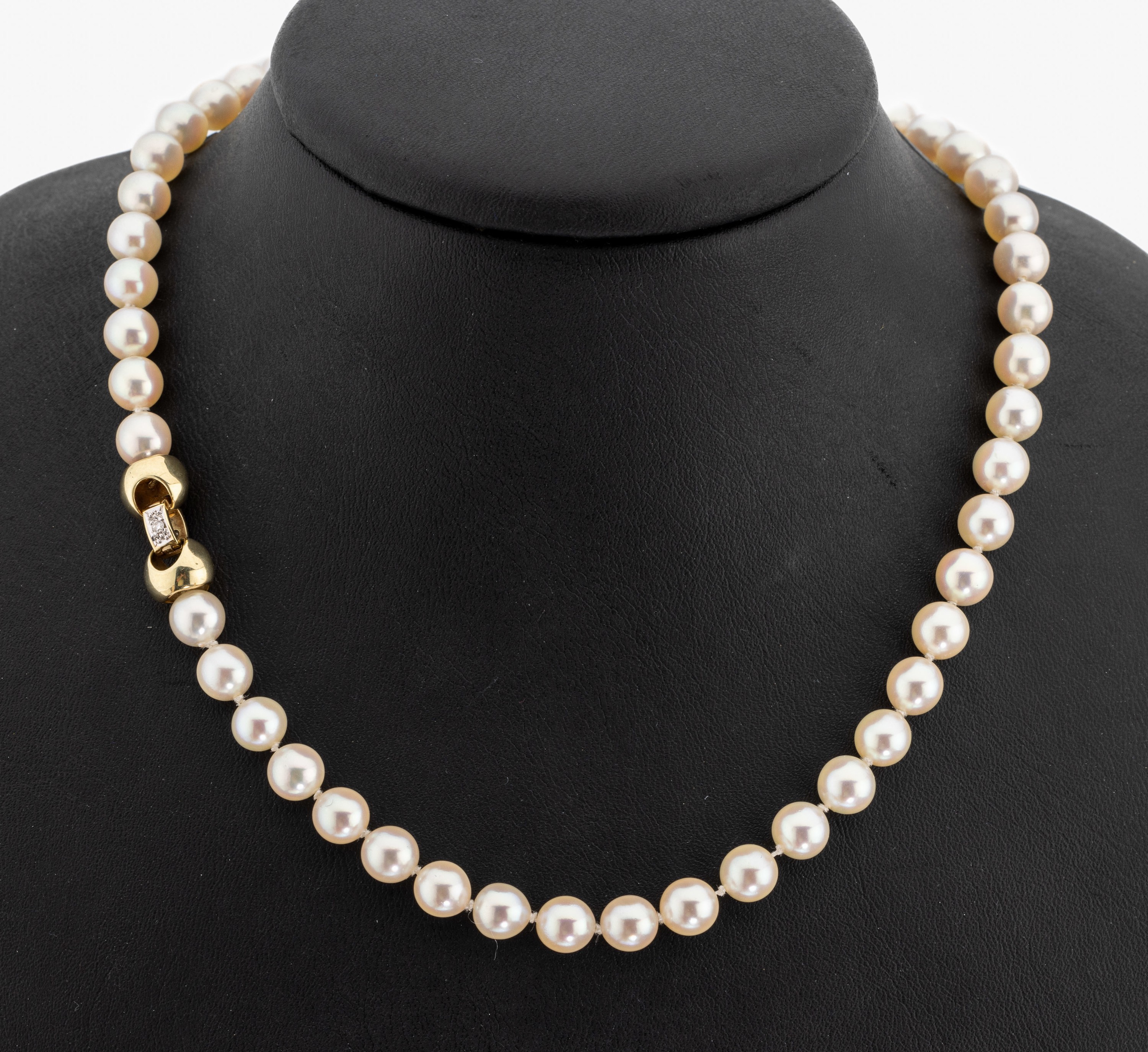 Zuchtperl-Collier mit 14 kt Gold Brillant- Schließe, GG 585/000, Akoyazuchtperlen, D. ca. 6.5 mm, Klappverschluss mit 2 Brillanten zus. ca. 0.05 ct ...