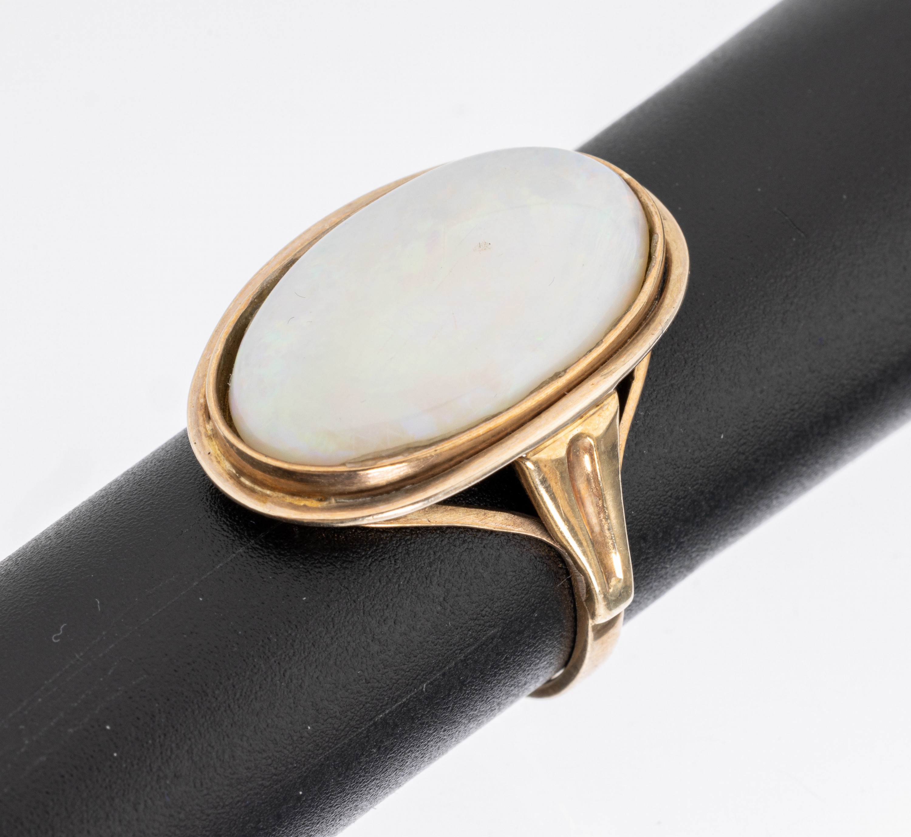 8 kt Gold Opal-Ring, GG 333/000, ovaler Opal-Cabochon ca. 4 ct, zartes Farbspiel, RW 60, ca. 6.0 g