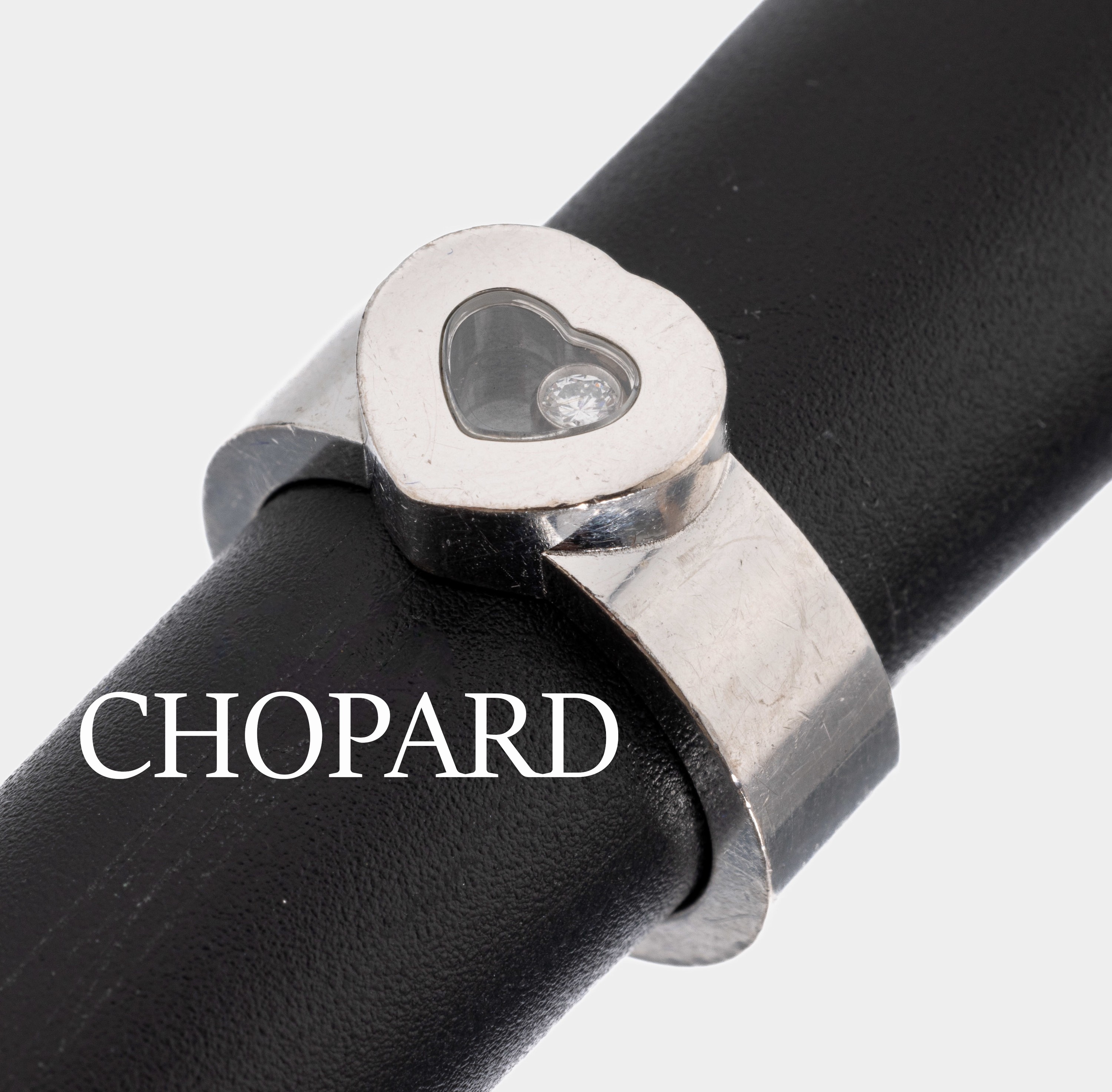 18 kt Gold CHOPARD Brillant-Ring, WG 750/000, aus der Happy Diamond Serie, Ringkopfherzförmig, 1 Brillant bewegl. hinter Glas ca.0.05 ct feines ...