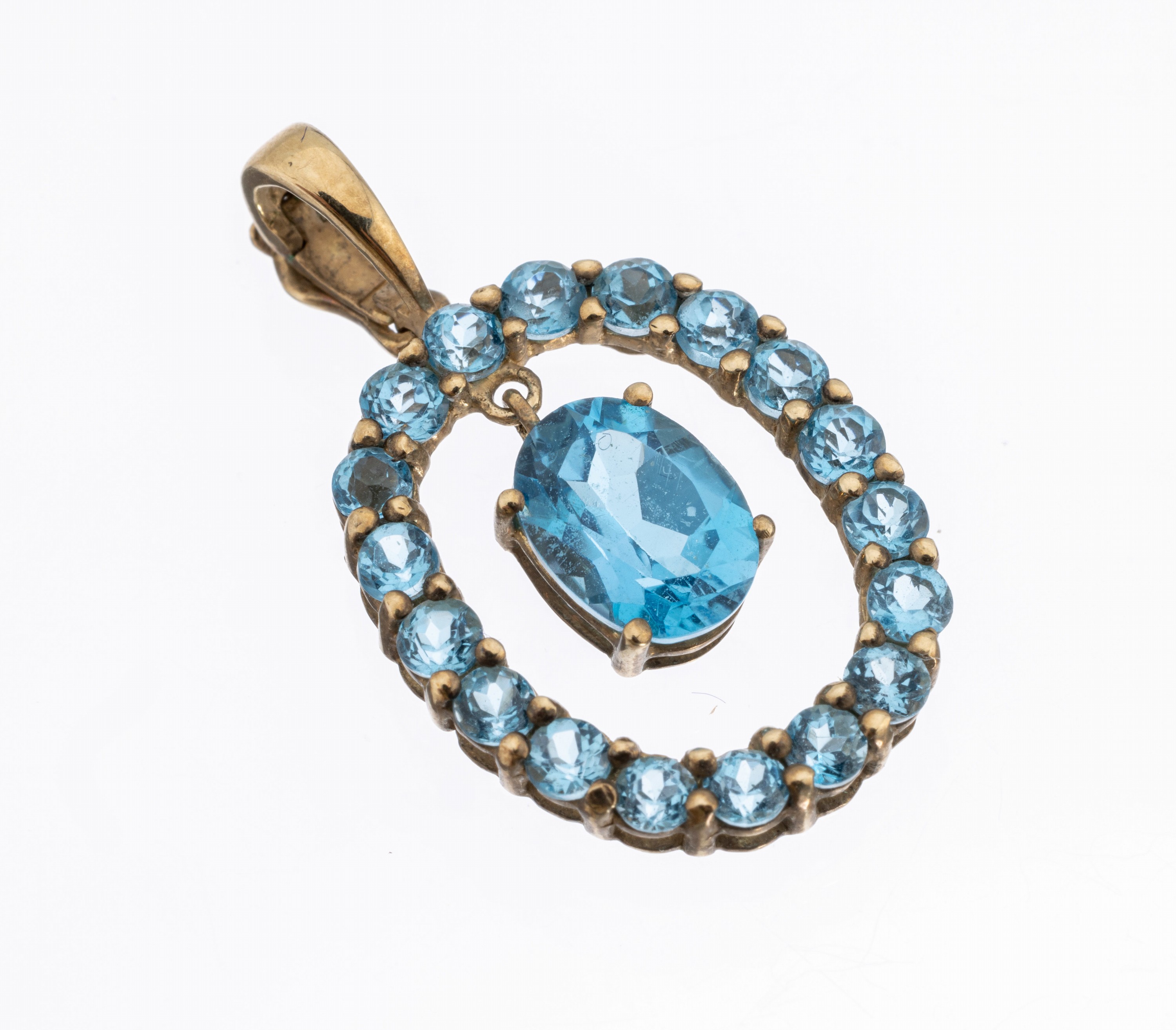 8 kt Gold Topas-Anhänger, GG 333/000, oval,mittig beweglich abgehängter ovalfacett. Blautopas (beh.) umgeben von rundfacett. Blautopasen (beh.) ...