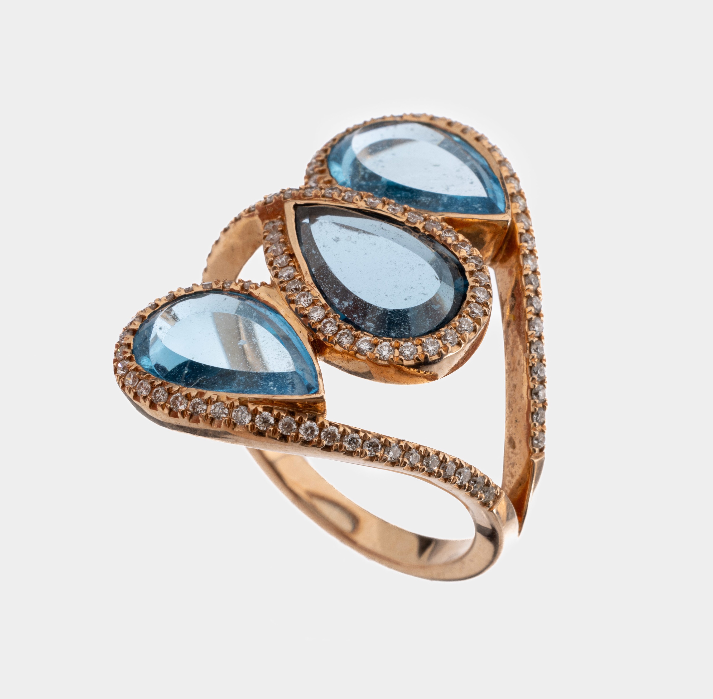 14 kt Gold Topas-Brillant-Ring, RoseG 585/000, außergewöhnliche Gestaltung, 3 Blautopastropfen (beh.) zus. ca. 1.0 ct, 100 Brillanten zus. ca. 1.0 ...