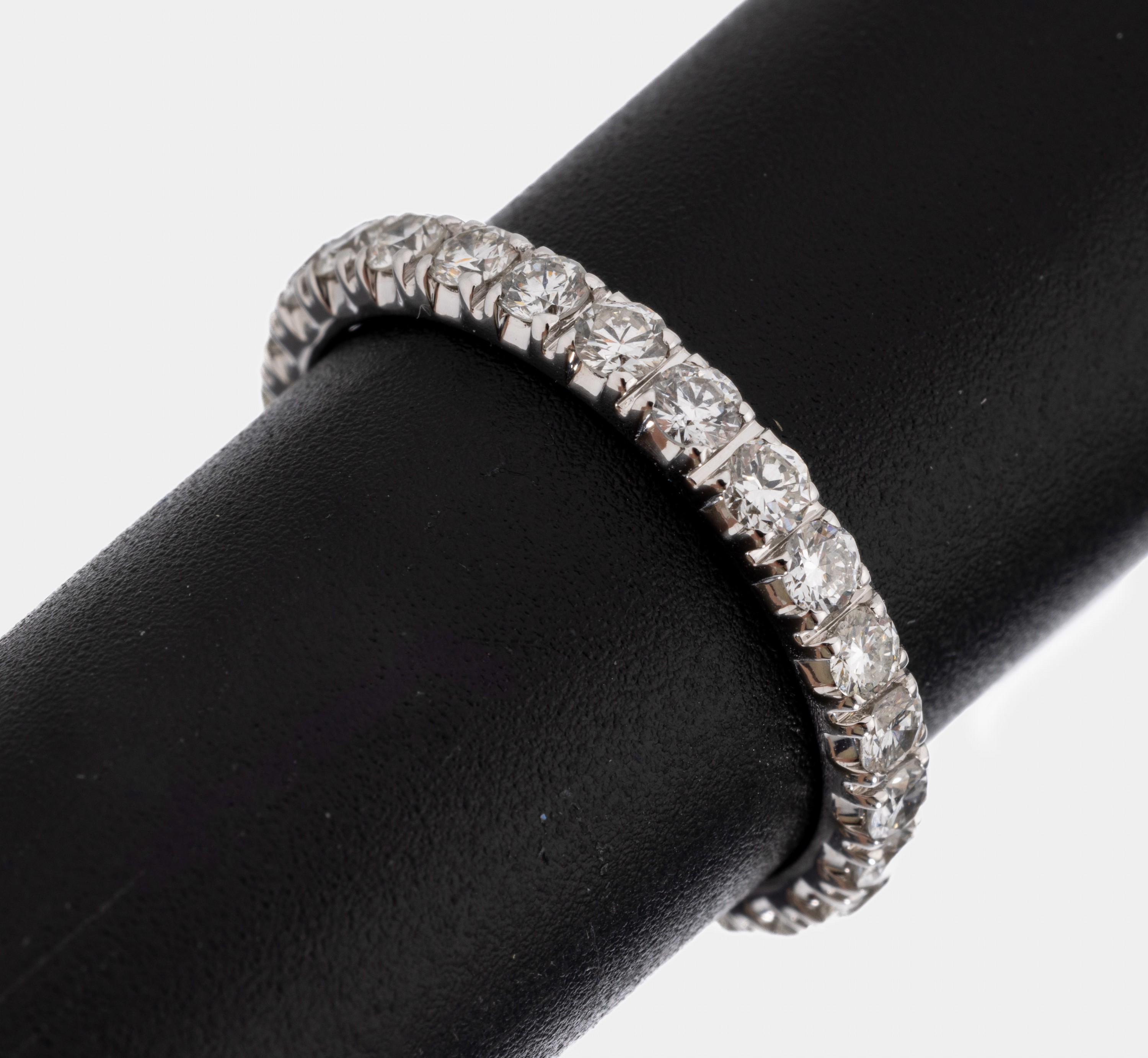 14 kt Gold Brillant-Memoryring, WG 585/000,26 Brillanten zus. ca. 1.32 ct (grav.) feines Weiß-Weiß/vs-si, RW 56, ca. 2.5 g