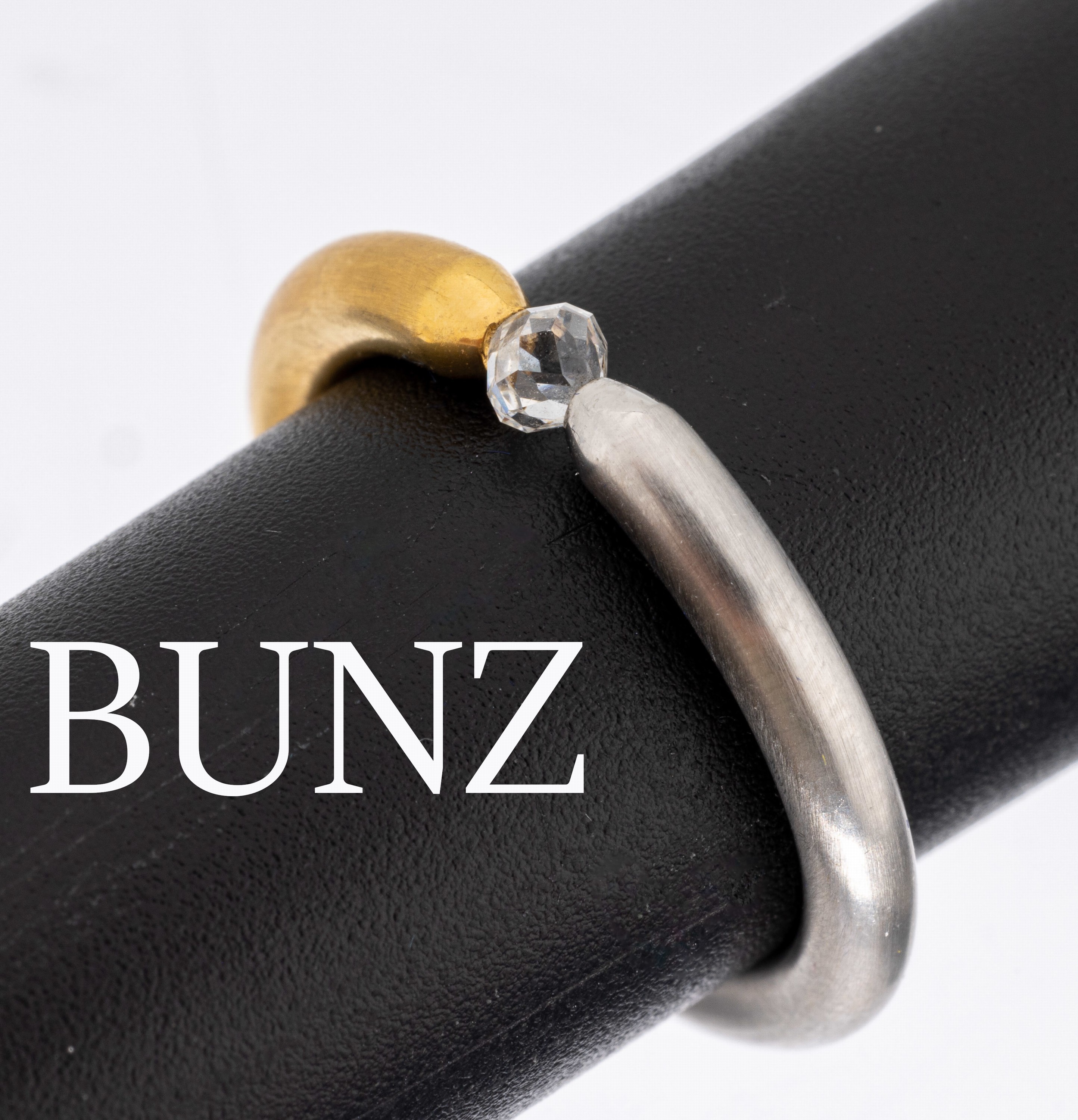 18 kt Gold und Platin BUNZ Diamant-Ring, GG750/000 und Pt 950, Spannring, 1 Hälfte GG, 1 Hälfte Platin, facett. Diamant ca. 0.24 ct (grav.) ...