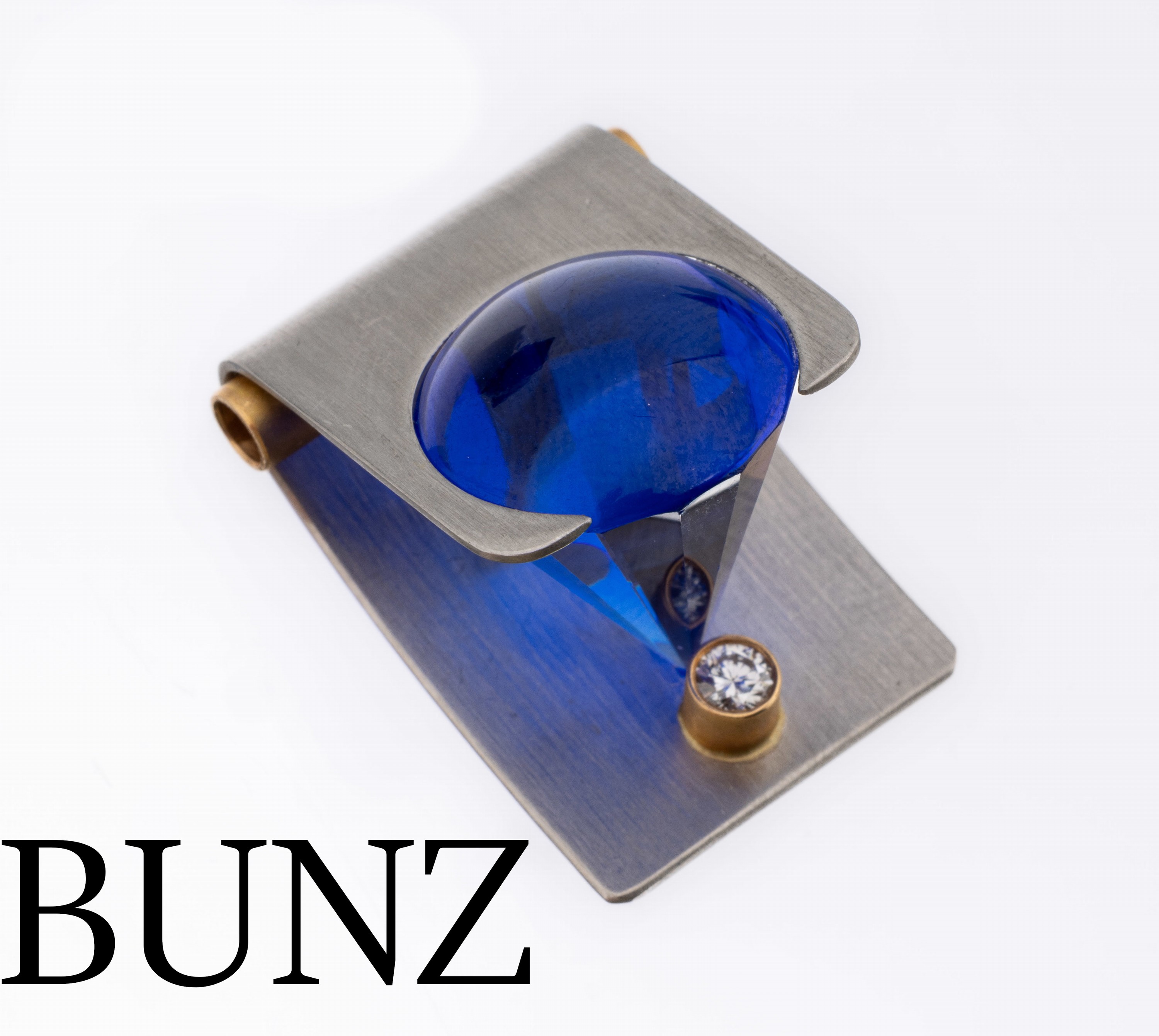 18 kt Gold und Platin BUNZ Farbstein-Brillant -Anhänger, GG 750/000 und Pt 950, außergewöhnliche Gestaltung, kegelförmig facett. blaue Synthese, ...