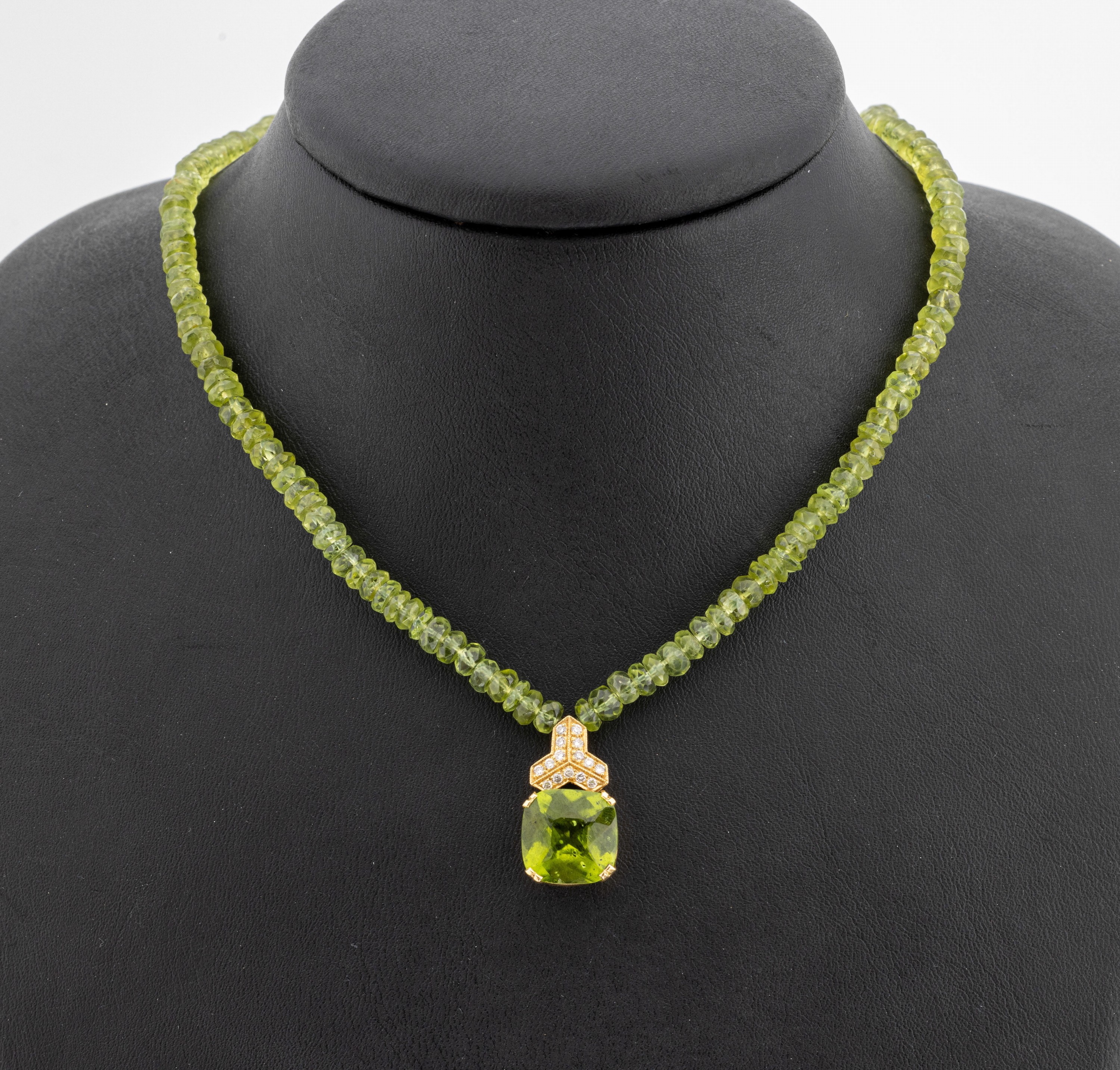 18 kt Peridot-Brillant-Collier, GG 750/000,Mittelteil mit Peridot im Kissenschliff ca. 3 ct Kerbe, 15 Brillanten zus. ca. 0.30 ct Weiß/si, Kette ...