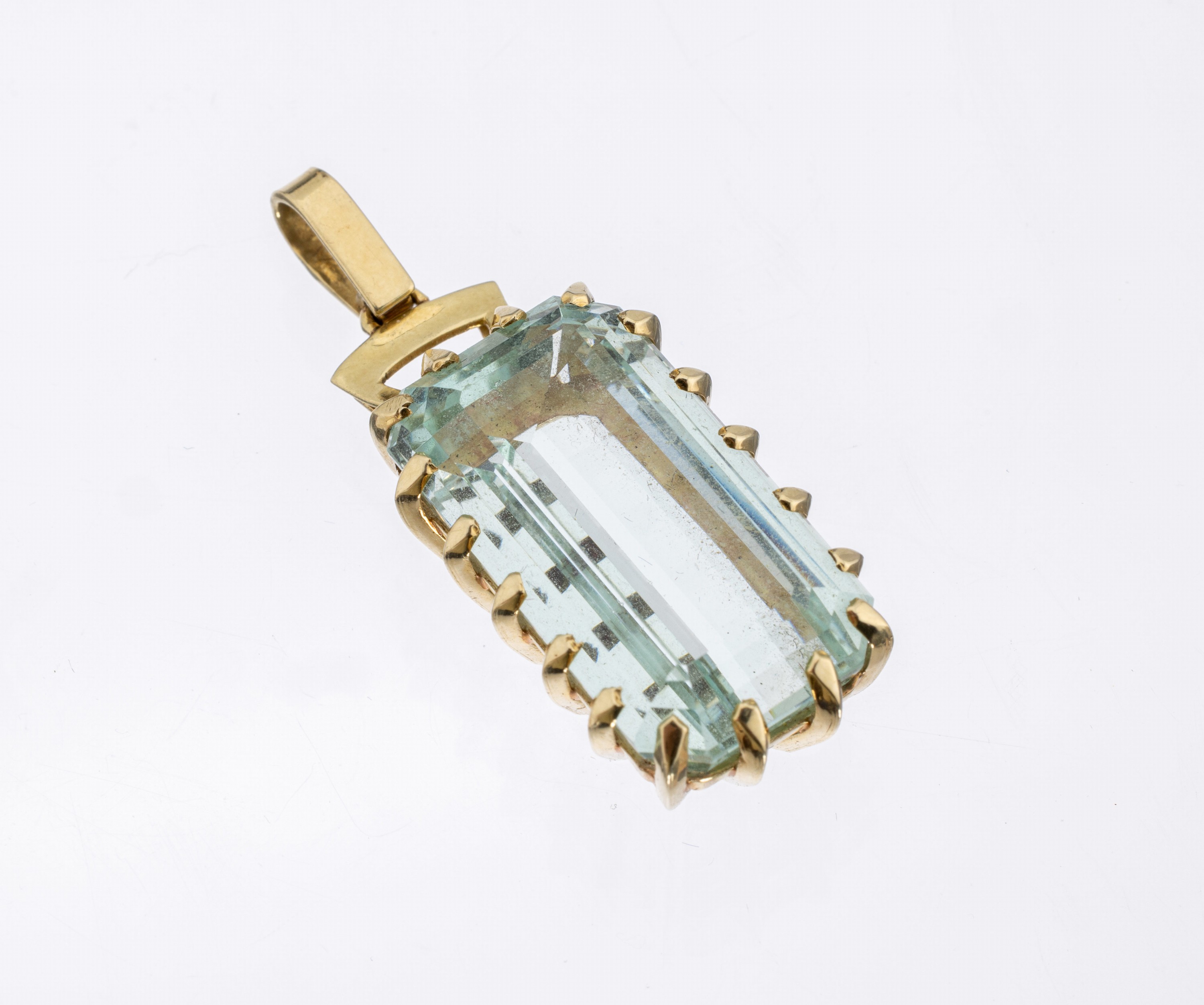 14 kt Gold Aquamarin-Anhänger, GG 585/000, Aquamarin im Treppenschliff ca. 12.5 ct, ca. 4x 1.3 cm, ca. 11.2 g